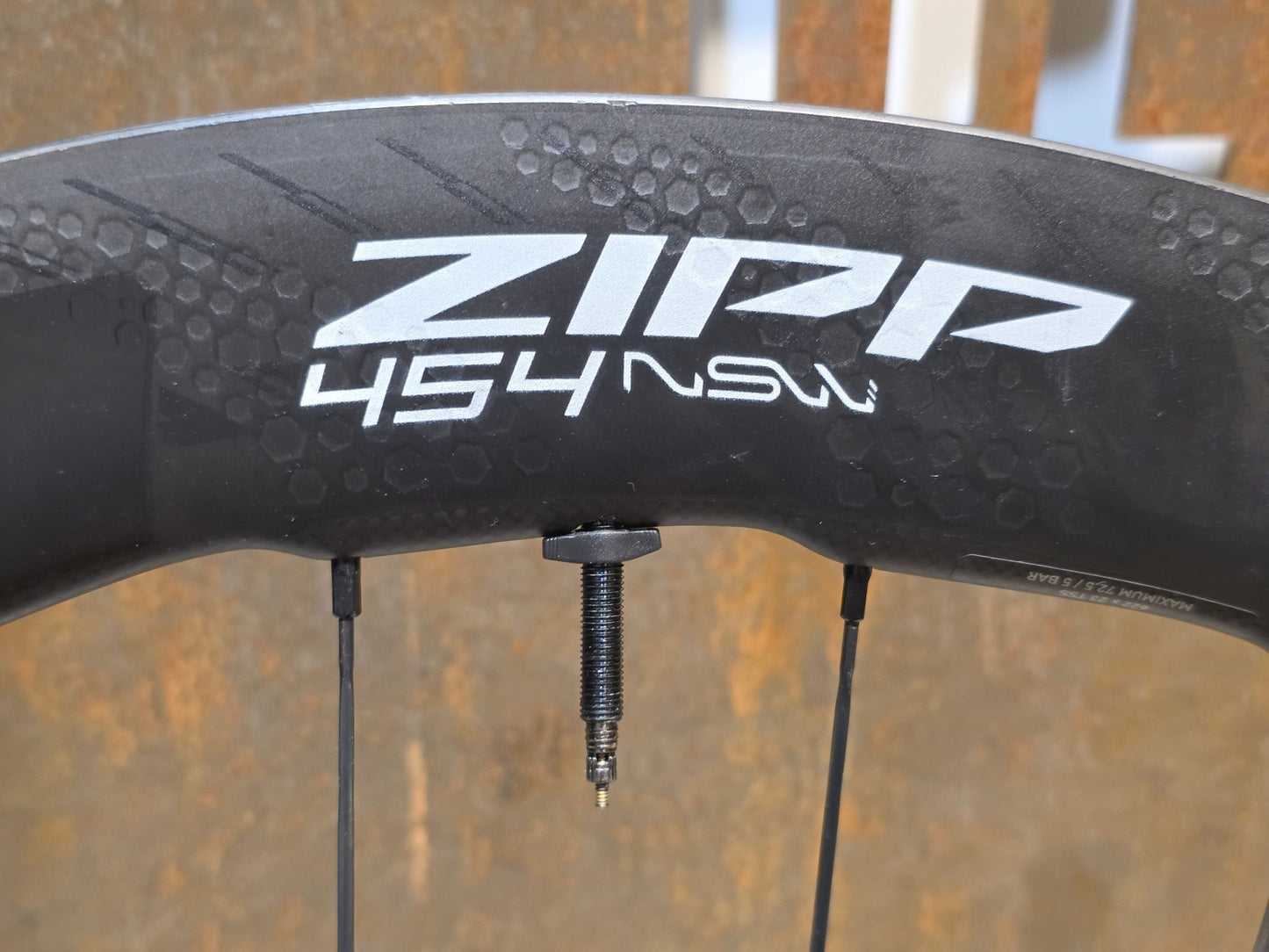 Laufrad/Laufradsatz von Zipp, ZIPP 454 NSW LAUFRADSATZ DISC vor USEDBIKES - OB.DE Hintergrund