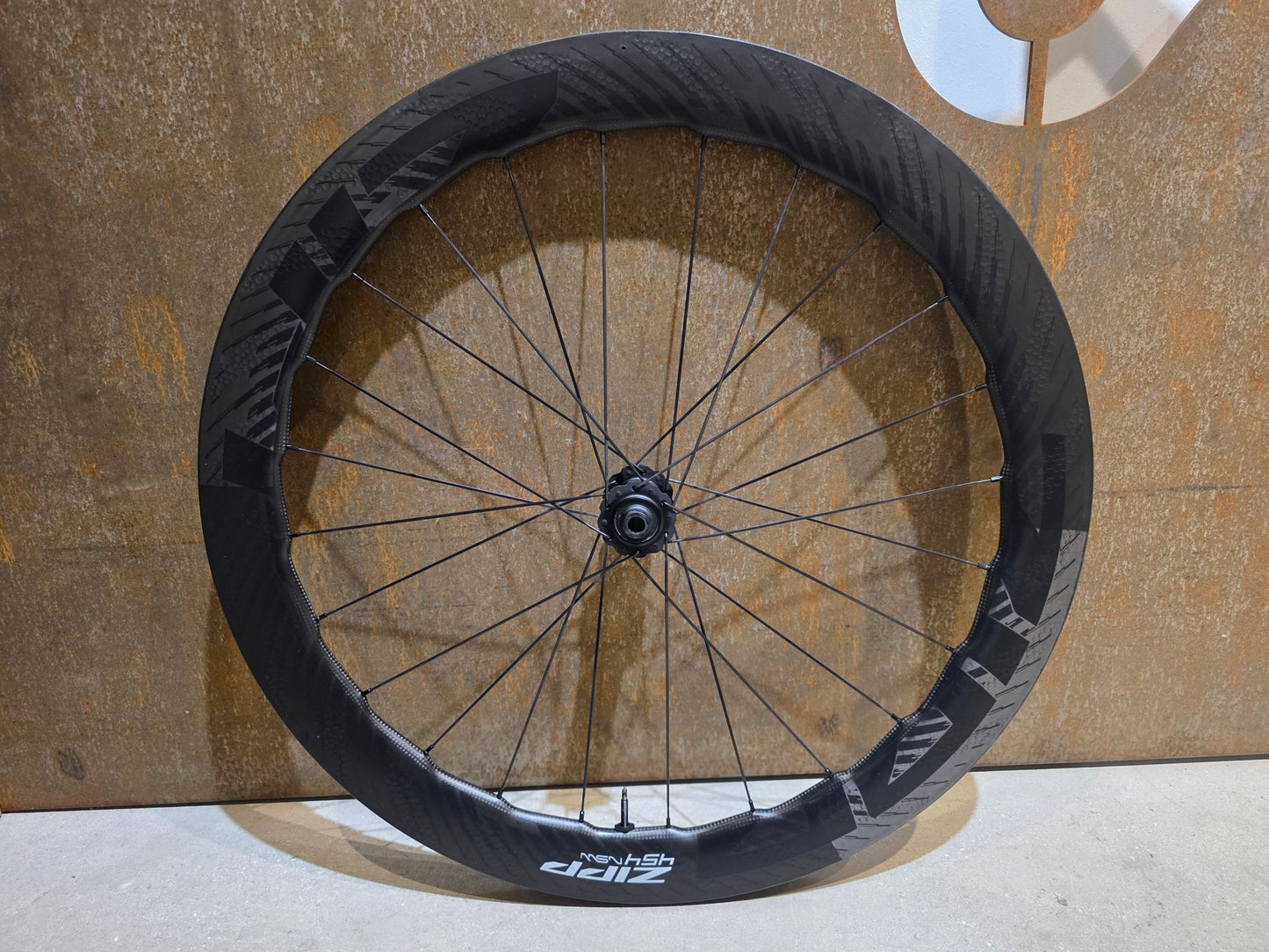 Laufrad/Laufradsatz von Zipp, ZIPP 454 NSW LAUFRADSATZ DISC vor USEDBIKES - OB.DE Hintergrund