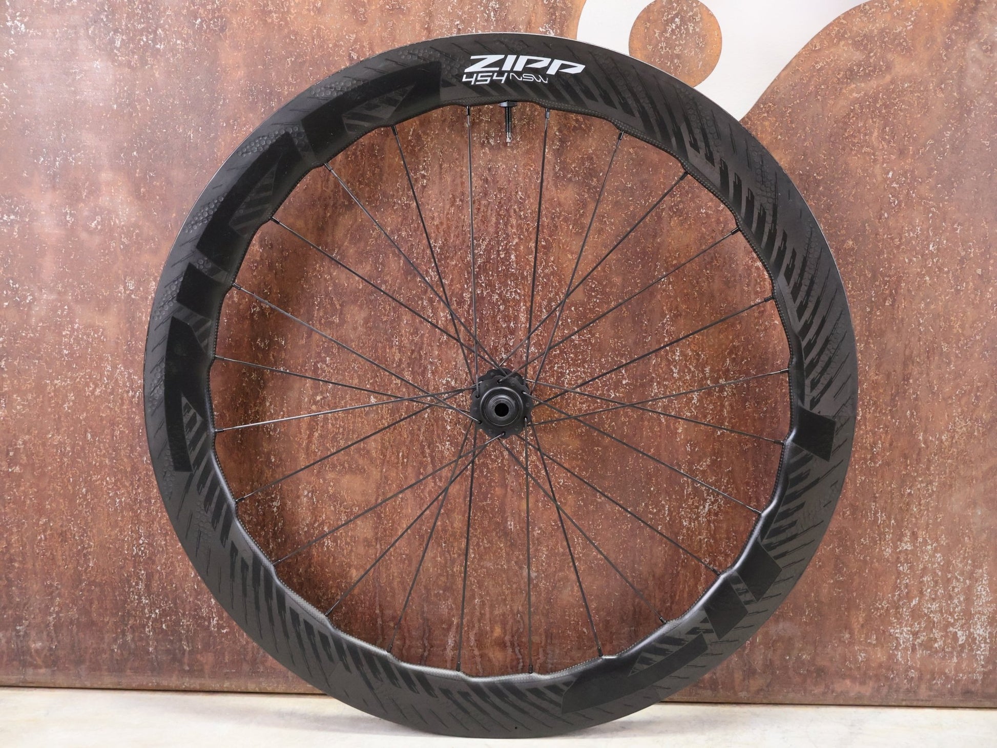 Laufrad/Laufradsatz von Zipp, ZIPP 454 NSW LAUFRADSATZ DISC vor USEDBIKES - OB.DE Hintergrund