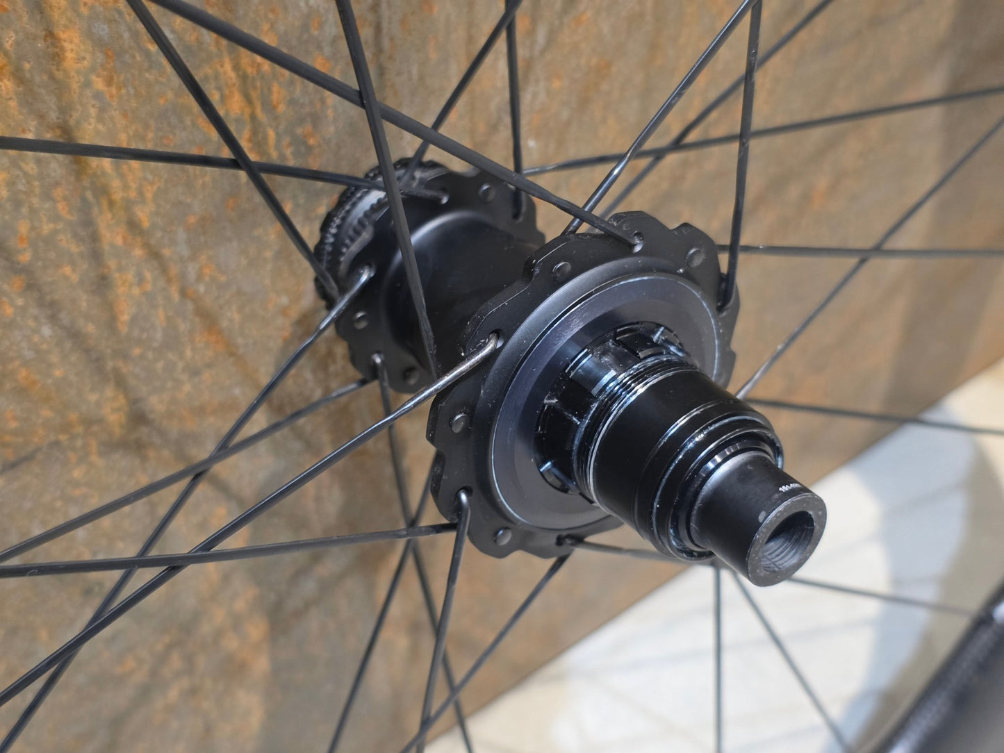 Laufrad/Laufradsatz von Zipp, ZIPP 454 NSW LAUFRADSATZ DISC vor USEDBIKES - OB.DE Hintergrund