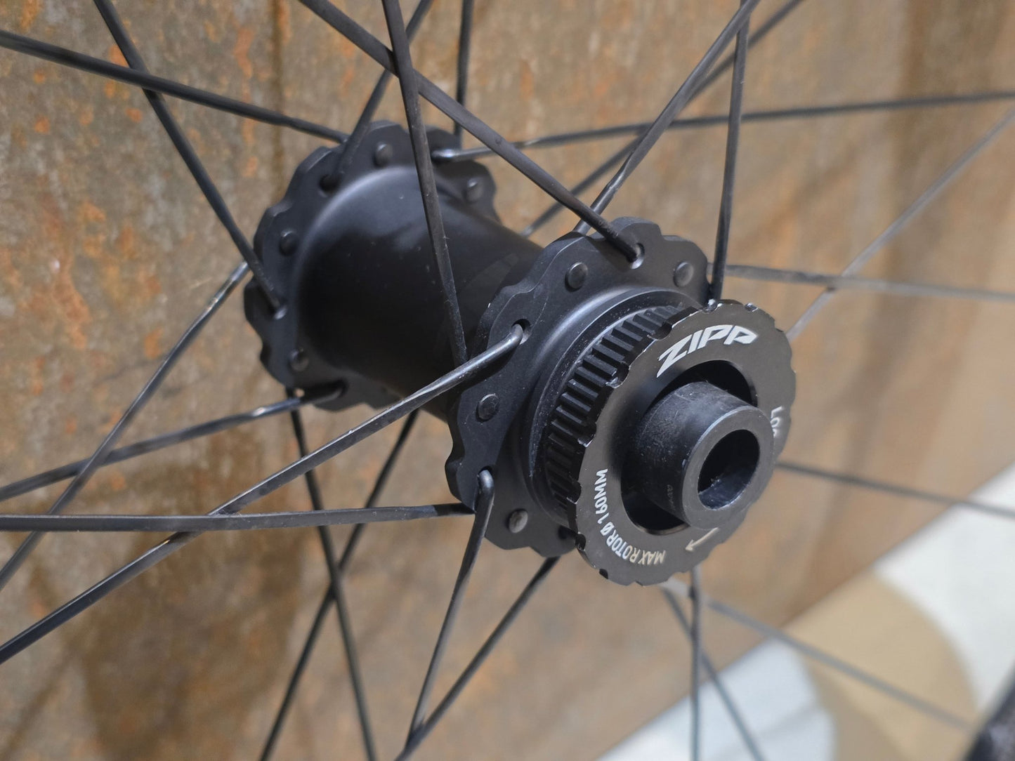 Laufrad/Laufradsatz von Zipp, ZIPP 454 NSW LAUFRADSATZ DISC vor USEDBIKES - OB.DE Hintergrund
