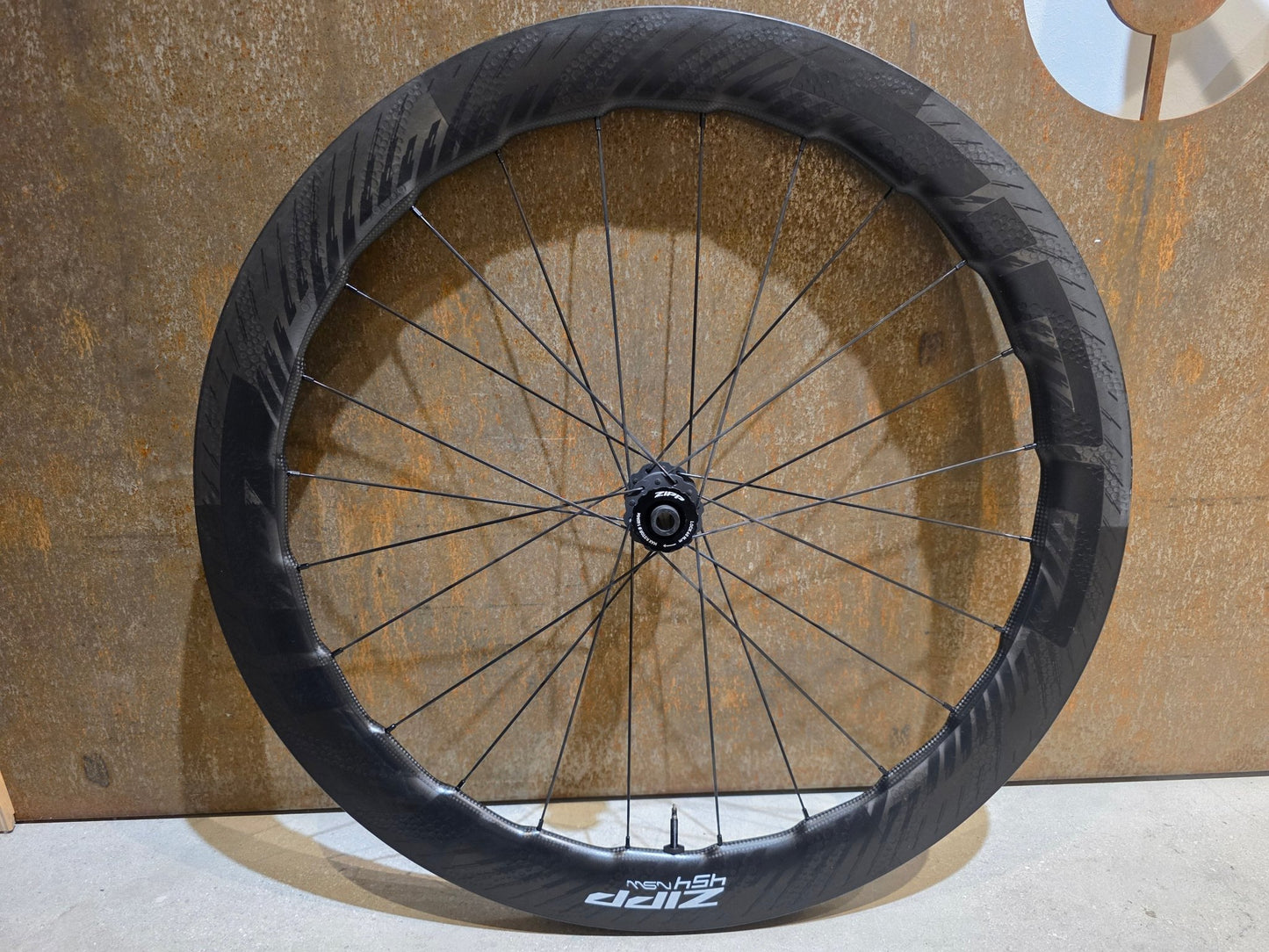 Laufrad/Laufradsatz von Zipp, ZIPP 454 NSW LAUFRADSATZ DISC vor USEDBIKES - OB.DE Hintergrund