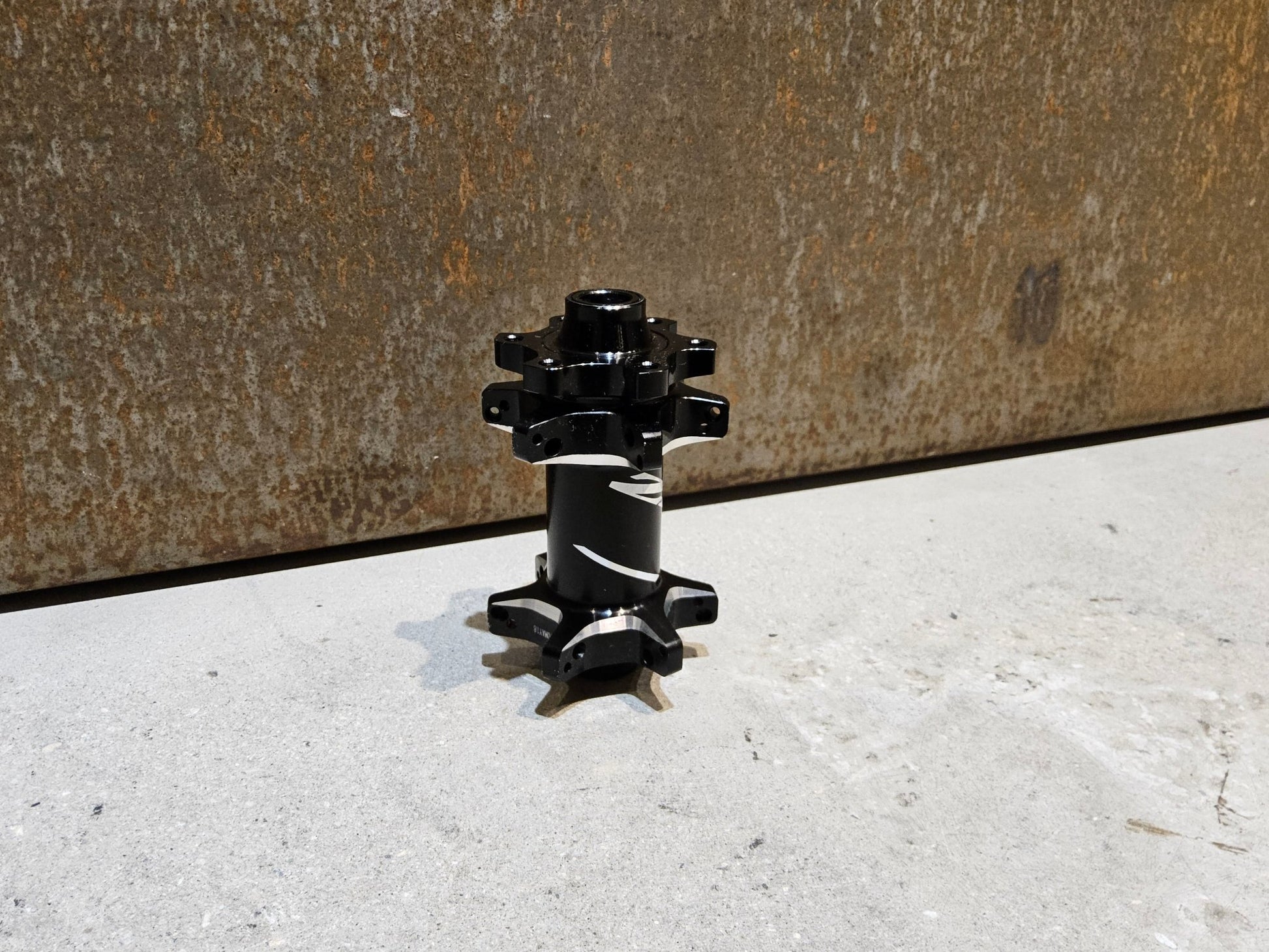 Zubehör von Zipp, ZIPP 77D ROAD VORDERRADNABE 24 LOCH DISC / 100MM in variant_title vor USEDBIKES - OB.DE Hintergrund