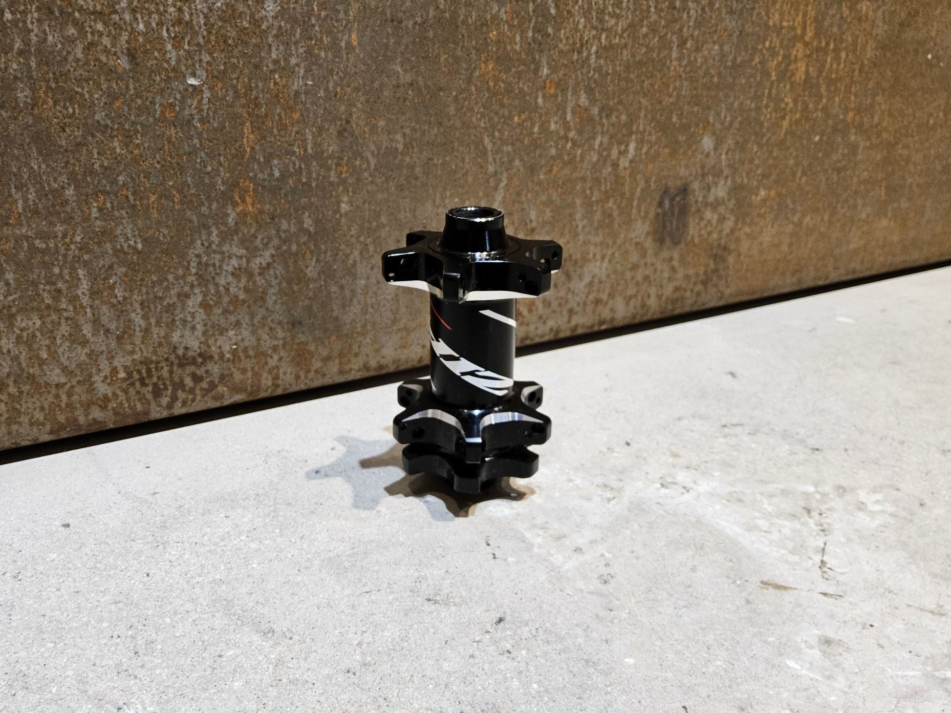 Zubehör von Zipp, ZIPP 77D ROAD VORDERRADNABE 24 LOCH DISC / 100MM in variant_title vor USEDBIKES - OB.DE Hintergrund