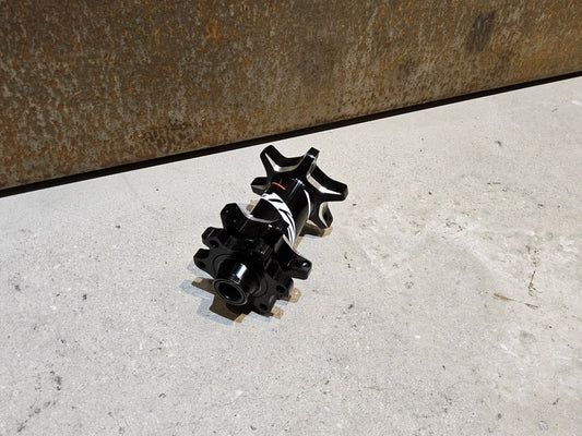 Zubehör von Zipp, ZIPP 77D ROAD VORDERRADNABE 24 LOCH DISC / 100MM in variant_title vor USEDBIKES - OB.DE Hintergrund