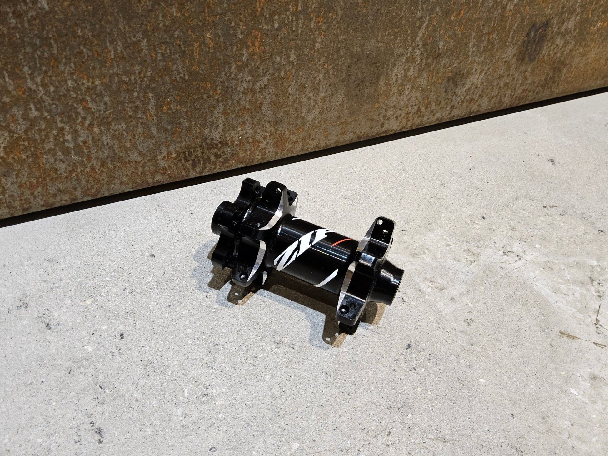 Zubehör von Zipp, ZIPP 77D ROAD VORDERRADNABE 24 LOCH DISC / 100MM in variant_title vor USEDBIKES - OB.DE Hintergrund