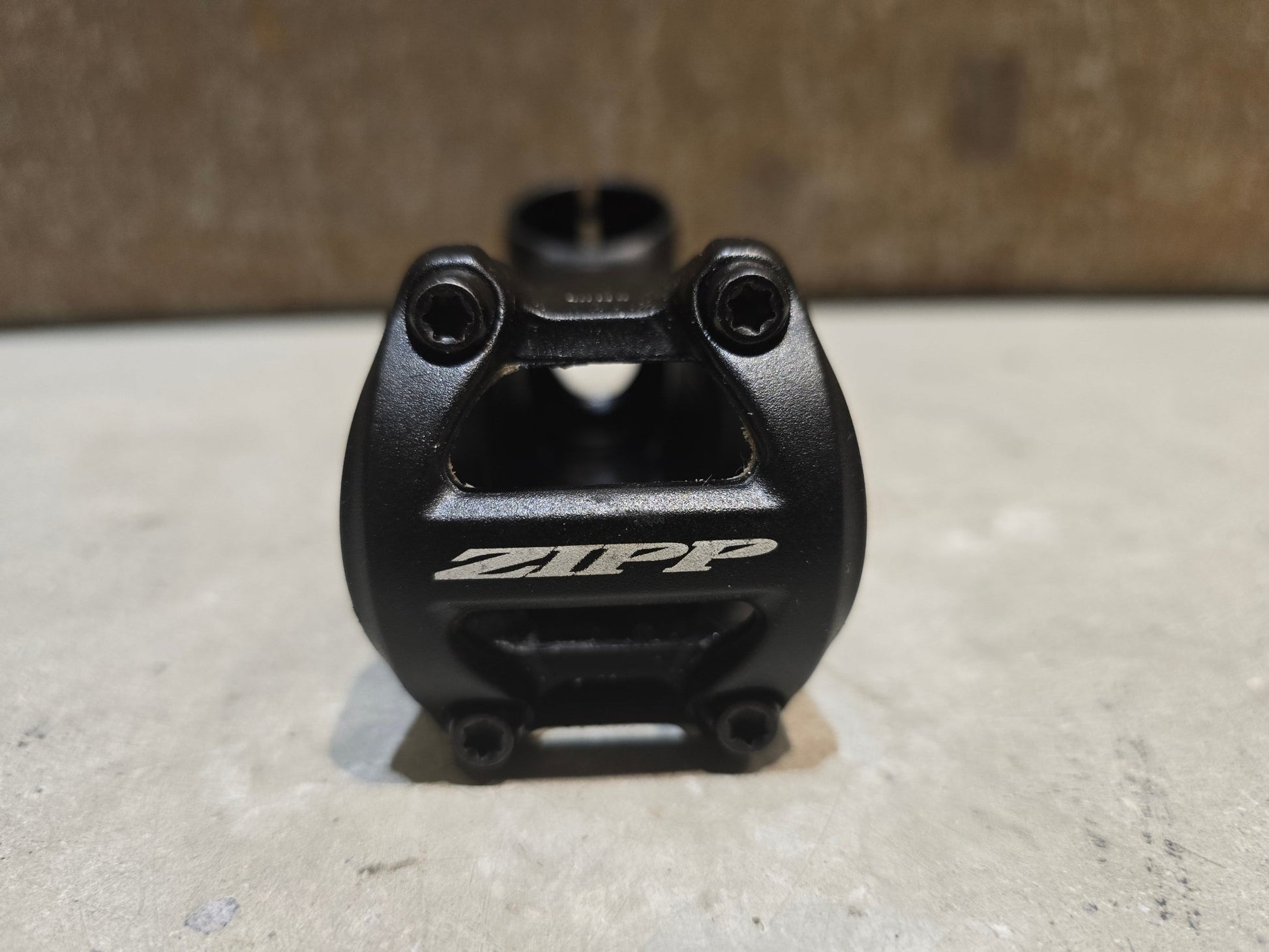 Vorbau von Zipp, ZIPP SERVICE COURSE ALUMINIUM VORBAU / +/ - 25 GRAD / 90 - 120MM in variant_title vor USEDBIKES - OB.DE Hintergrund