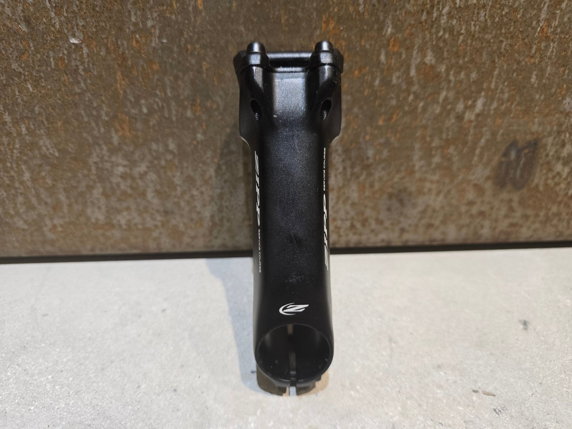 Vorbau von Zipp, ZIPP SERVICE COURSE ALUMINIUM VORBAU / +/ - 25 GRAD / 90 - 120MM in variant_title vor USEDBIKES - OB.DE Hintergrund