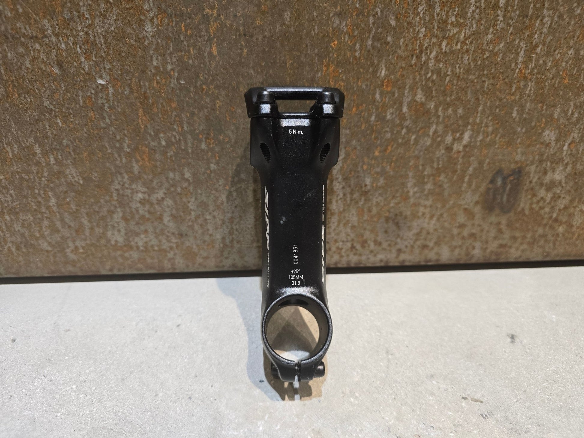 Vorbau von Zipp, ZIPP SERVICE COURSE ALUMINIUM VORBAU / +/ - 25 GRAD / 90 - 120MM in variant_title vor USEDBIKES - OB.DE Hintergrund