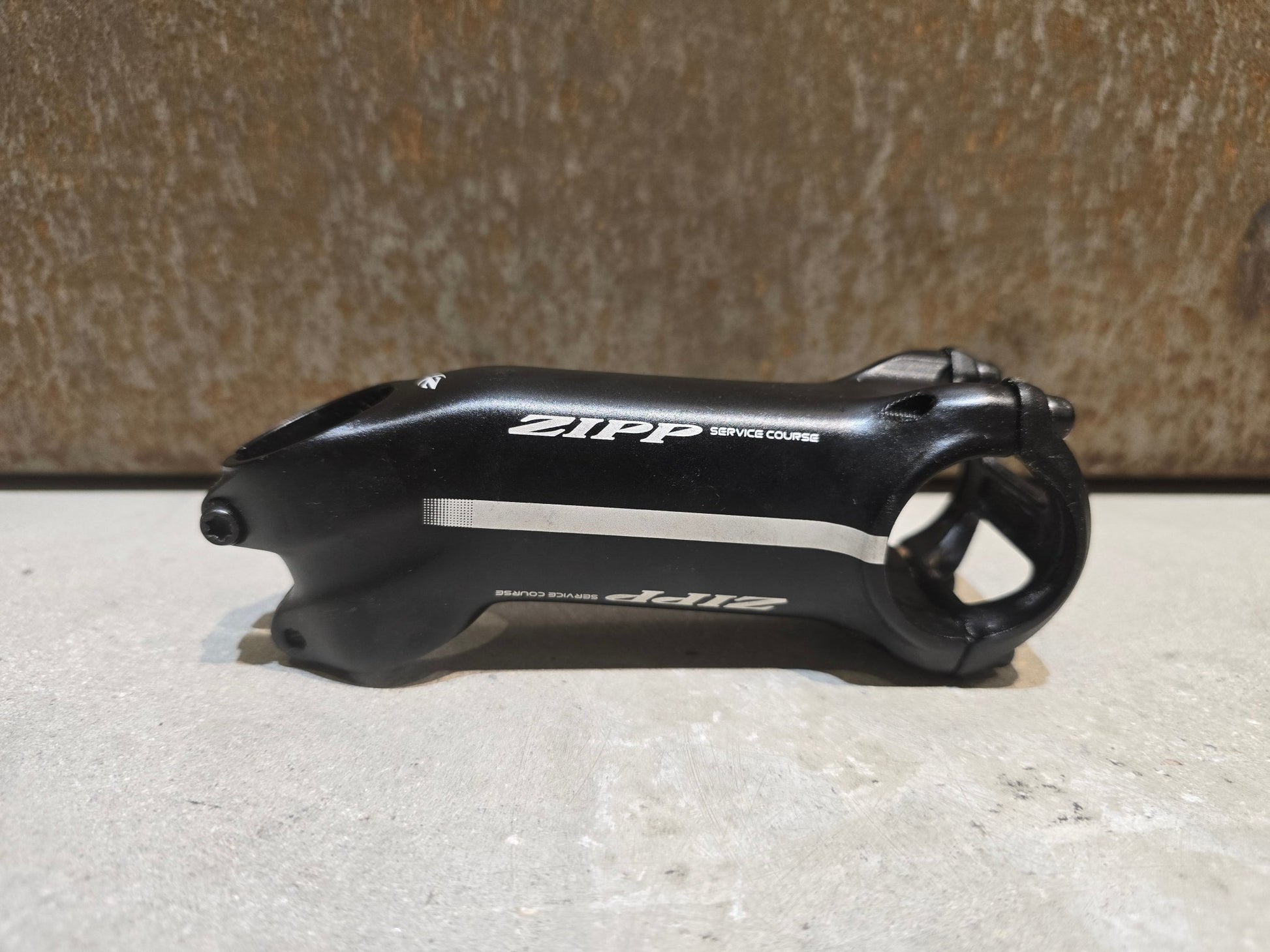 Vorbau von Zipp, ZIPP SERVICE COURSE ALUMINIUM VORBAU / +/ - 25 GRAD / 90 - 120MM in variant_title vor USEDBIKES - OB.DE Hintergrund