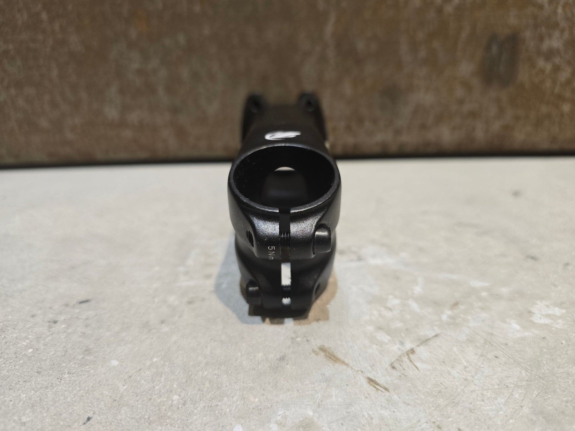 Vorbau von Zipp, ZIPP SERVICE COURSE ALUMINIUM VORBAU / +/ - 25 GRAD / 90 - 120MM in variant_title vor USEDBIKES - OB.DE Hintergrund