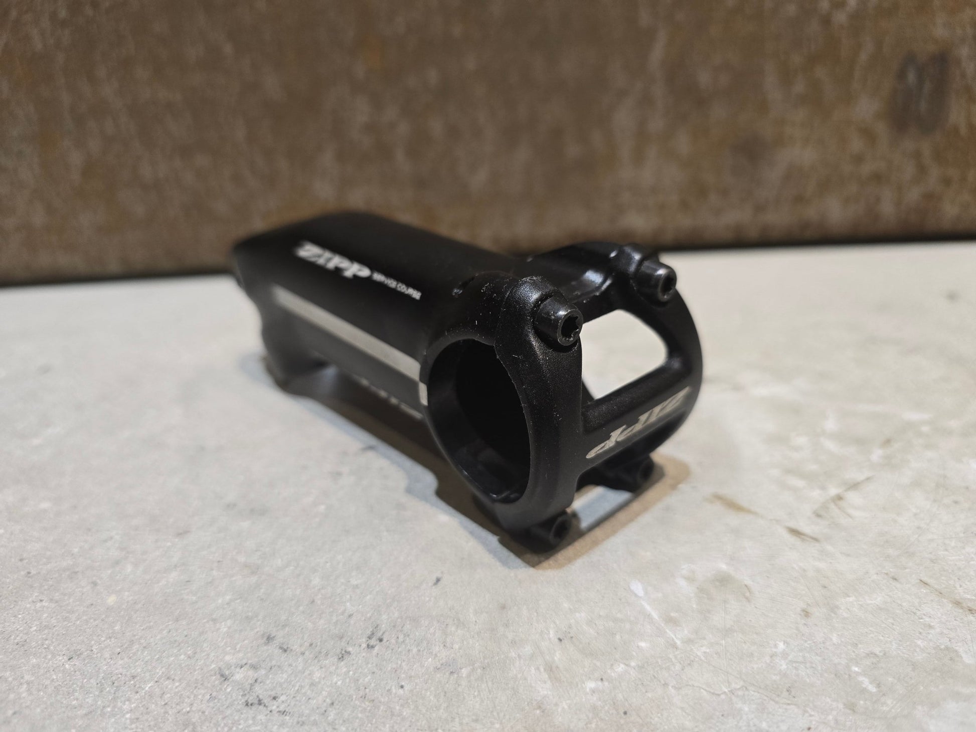 Vorbau von Zipp, ZIPP SERVICE COURSE ALUMINIUM VORBAU / +/ - 25 GRAD / 90 - 120MM in variant_title vor USEDBIKES - OB.DE Hintergrund