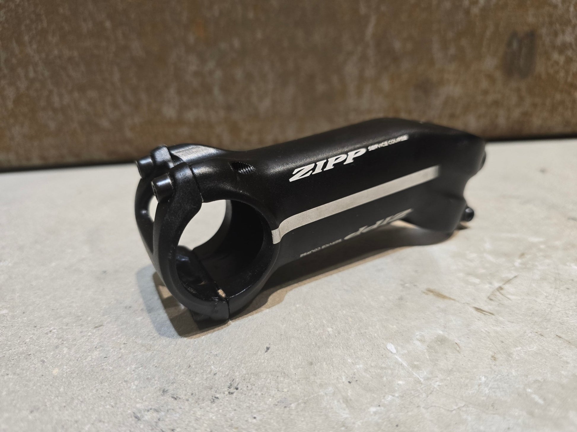 Vorbau von Zipp, ZIPP SERVICE COURSE ALUMINIUM VORBAU / +/ - 25 GRAD / 90 - 120MM in variant_title vor USEDBIKES - OB.DE Hintergrund