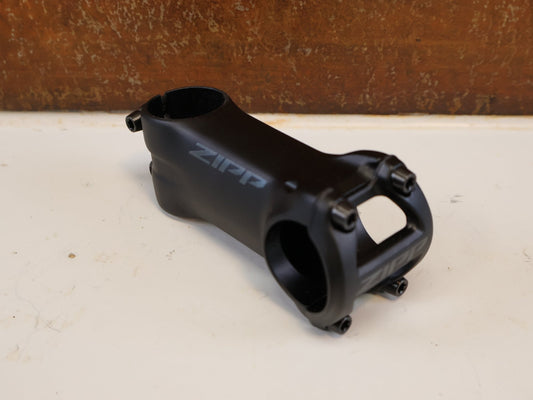 Vorbau von Zipp, ZIPP SERVICE COURSE SL VORBAU / ±6° / 80 MM / 31.8 MM / SCHWARZ MATT vor USEDBIKES-OB.DE Hintergrund