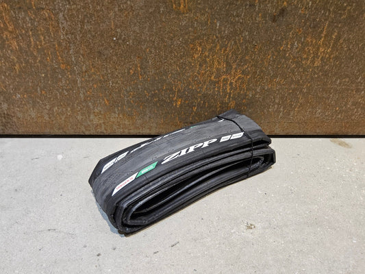 Reifen von Zipp, ZIPP TANGENTE SPEED R25 FALT RENNRADREIFEN 700C X 25MM vor USEDBIKES - OB.DE Hintergrund