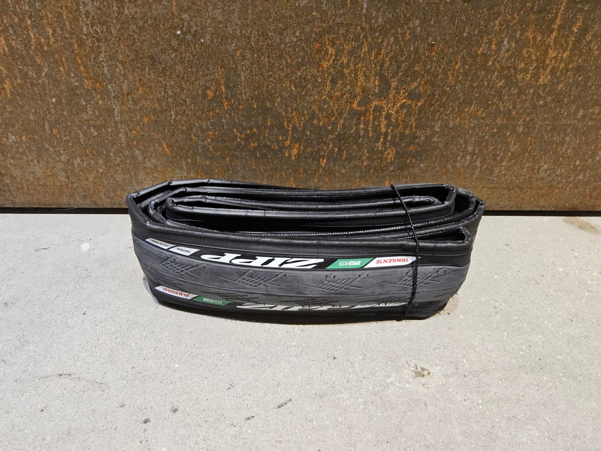 Reifen von Zipp, ZIPP TANGENTE SPEED R25 FALT RENNRADREIFEN 700C X 25MM vor USEDBIKES - OB.DE Hintergrund