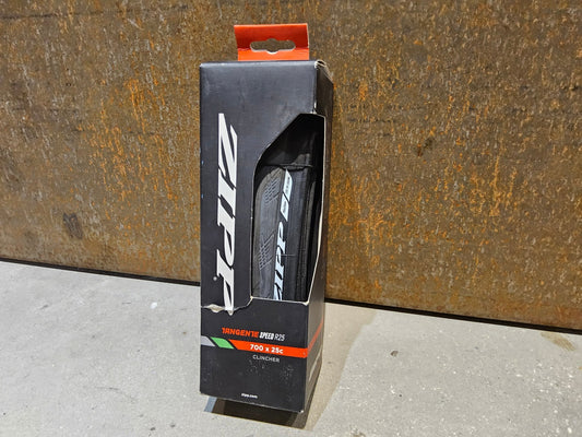 Reifen von Zipp, ZIPP TANGENTE SPEED R25 FALT RENNRADREIFEN 700C X 25MM vor USEDBIKES - OB.DE Hintergrund
