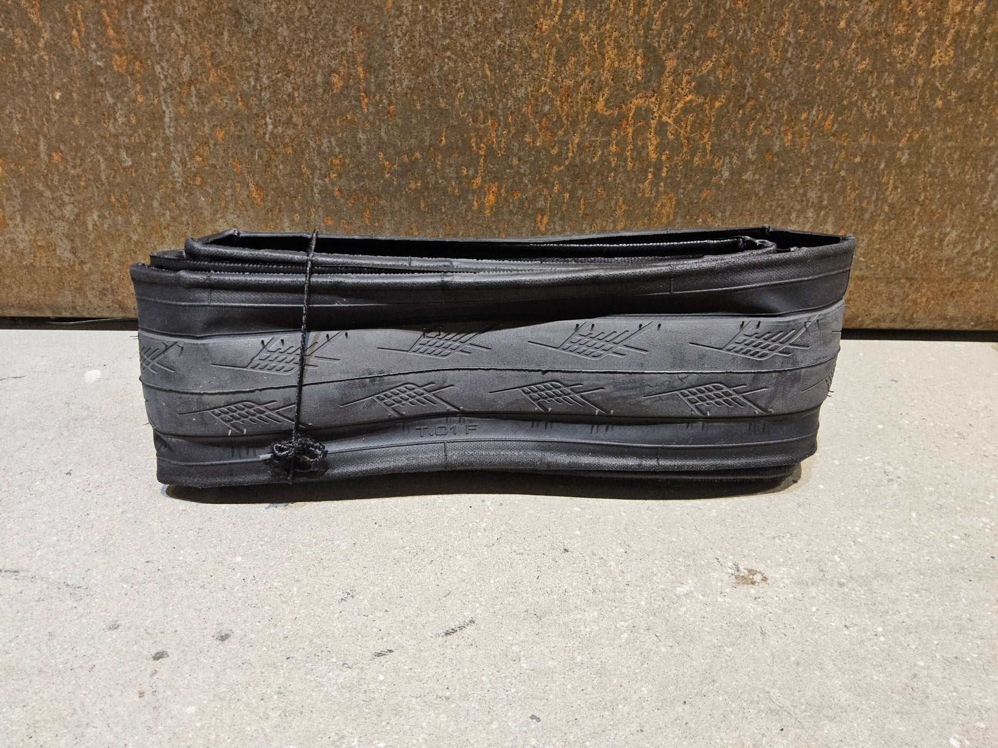 Reifen von Zipp, ZIPP TANGENTE SPEED R25 FALT RENNRADREIFEN 700C X 25MM vor USEDBIKES - OB.DE Hintergrund