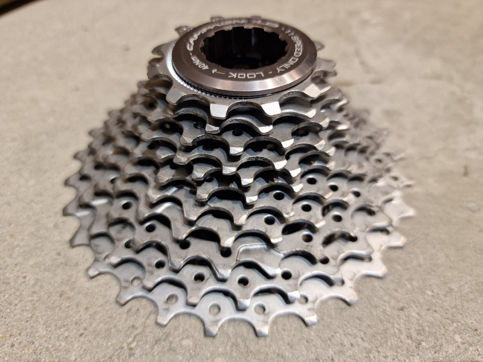 Kassette & Zahnkränze von Campagnolo, CAMPAGNOLO CHORUS KASSETTE 12 - 29 ZAHNKRANZ 11 FACH ZUSTAND A in variant_title vor USEDBIKES - OB.DE Hintergrund