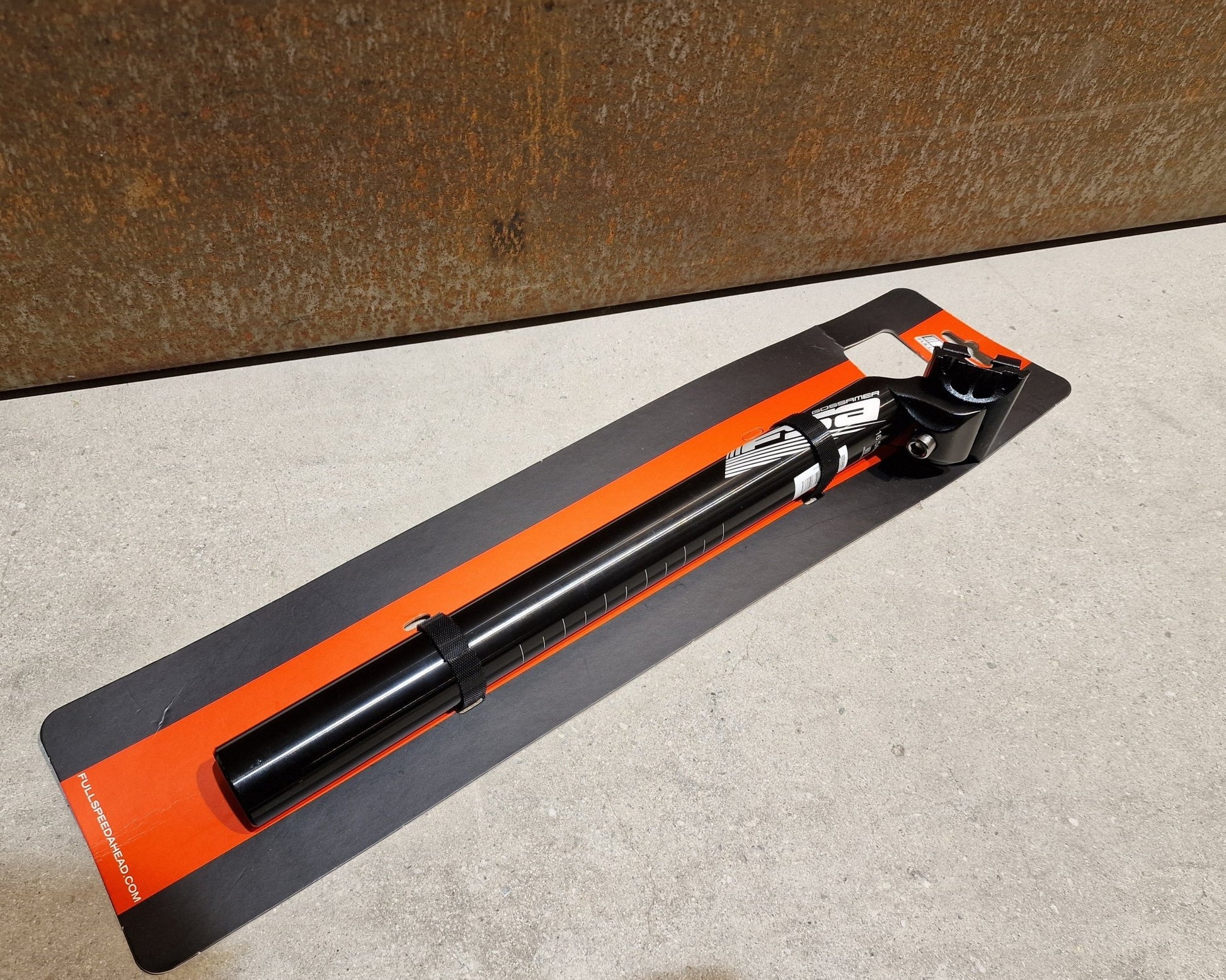 Sattelstütze von Fsa, FSA GOSSAMER SATTELSTÜTZE 31,6MM 350MM 20MM OFFSET in variant_title vor USEDBIKES - OB.DE Hintergrund