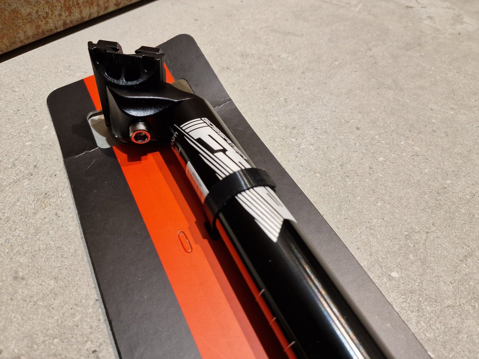 Sattelstütze von Fsa, FSA GOSSAMER SATTELSTÜTZE 31,6MM 350MM 20MM OFFSET in variant_title vor USEDBIKES - OB.DE Hintergrund