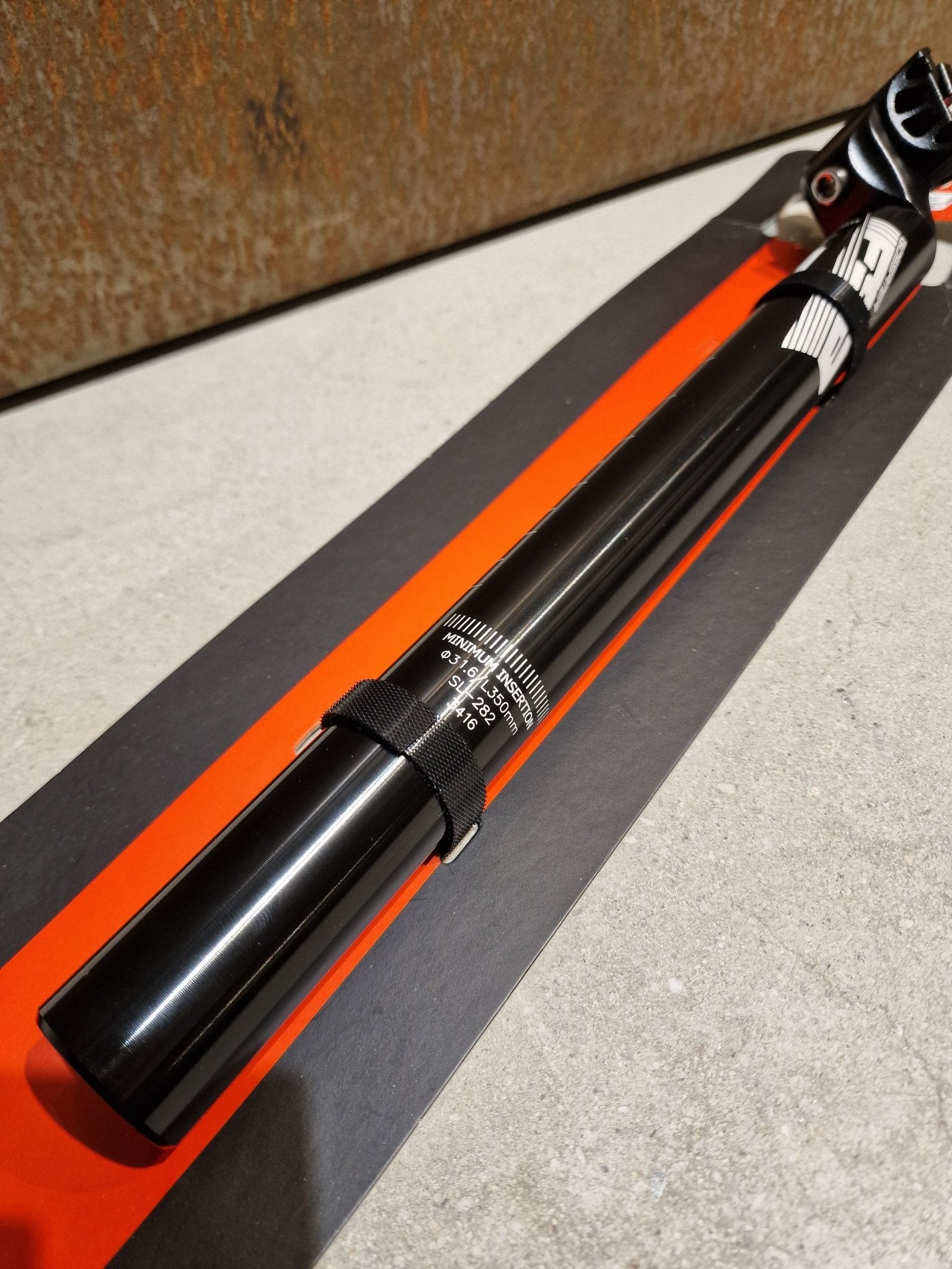 Sattelstütze von Fsa, FSA GOSSAMER SATTELSTÜTZE 31,6MM 350MM 20MM OFFSET in variant_title vor USEDBIKES - OB.DE Hintergrund