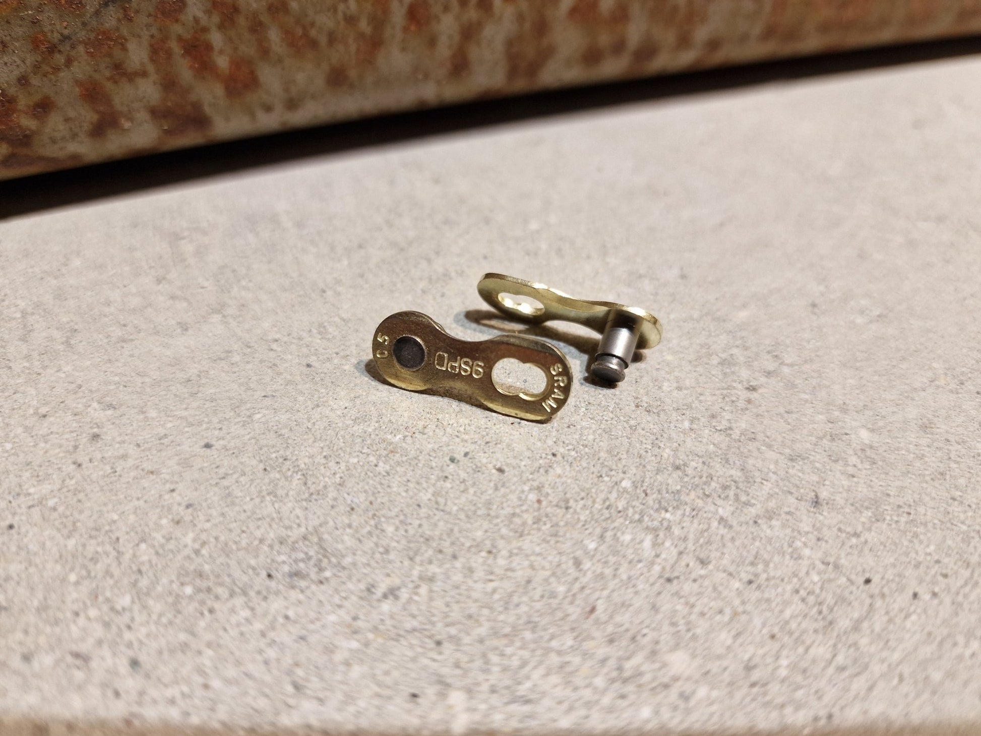 Zubehör von Sram, KETTENSCHLOSS SRAM GOLD 1PAAR 9FACH in variant_title vor USEDBIKES - OB.DE Hintergrund