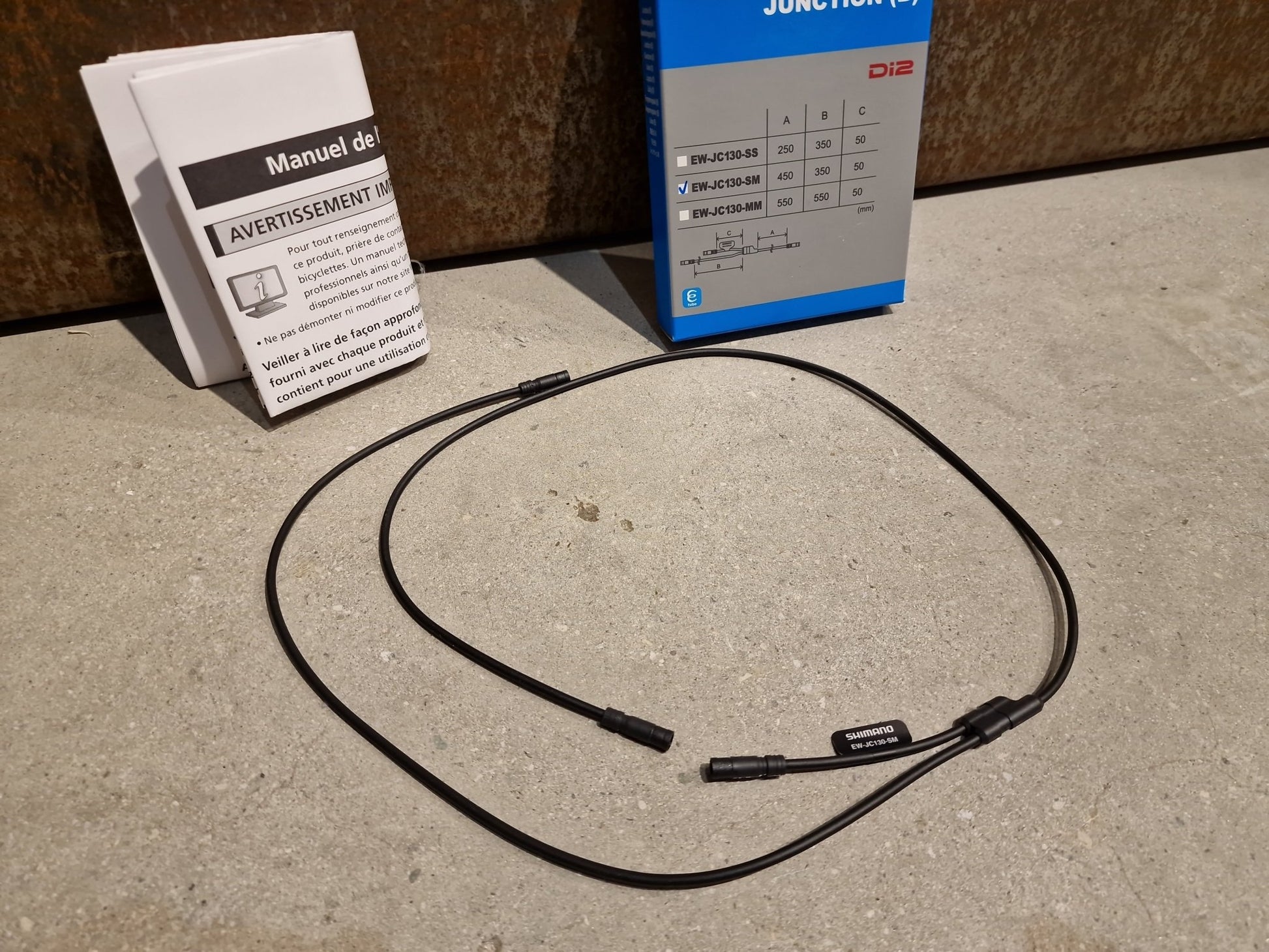 Di2 Kabel von Shimano, SHIMANO DI2 VERBINDUNG / VERTEILER Y - KABEL EW - JC130SS / SM / MM in variant_title vor USEDBIKES - OB.DE Hintergrund