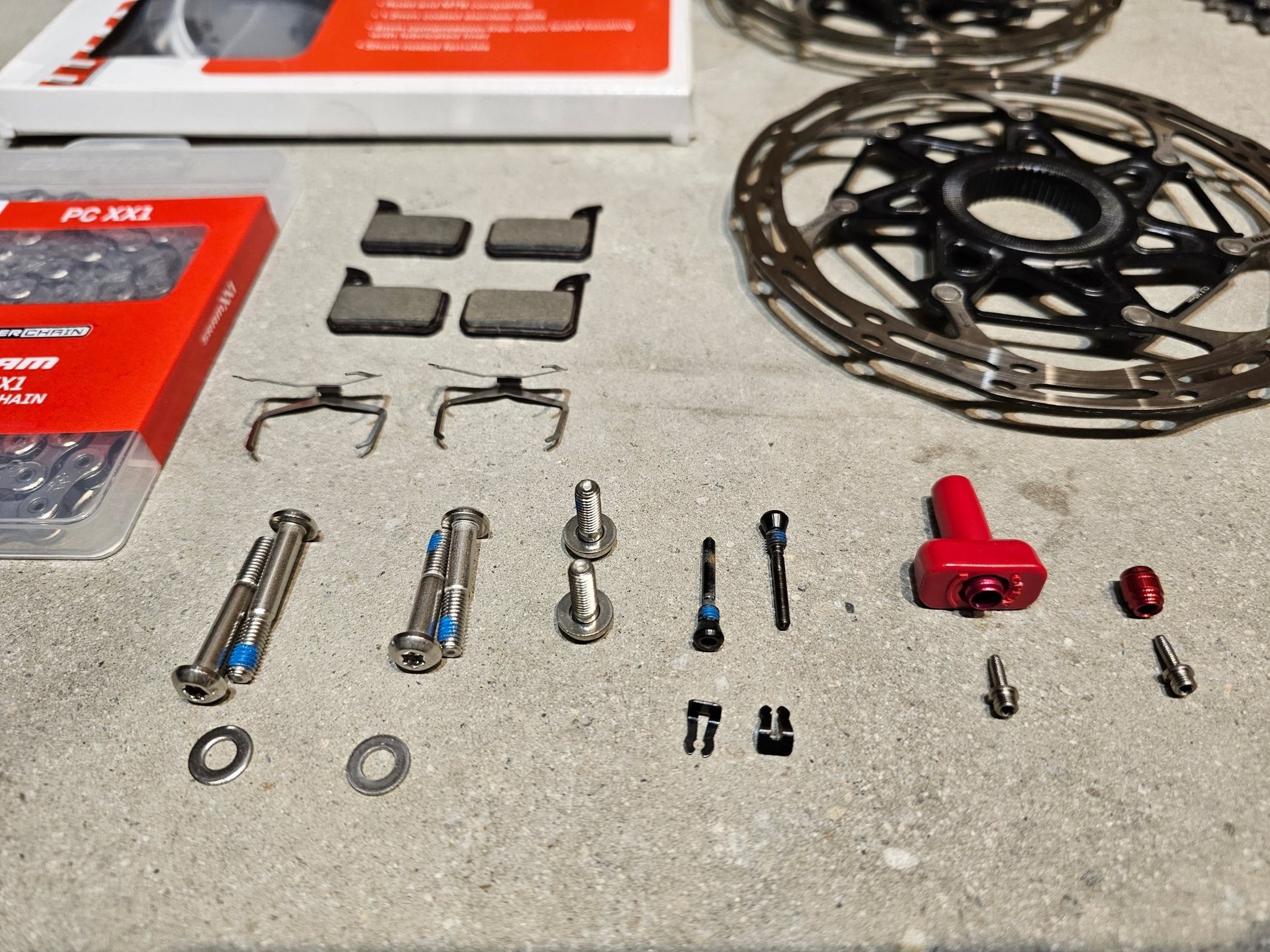 Schaltgruppen von Sram, SRAM FORCE 1 SCHALTGRUPPE POWERMETER / RD / KASSETTE / SHIFTER / KURBEL 1 x 11 fach in variant_title vor USEDBIKES - OB.DE Hintergrund