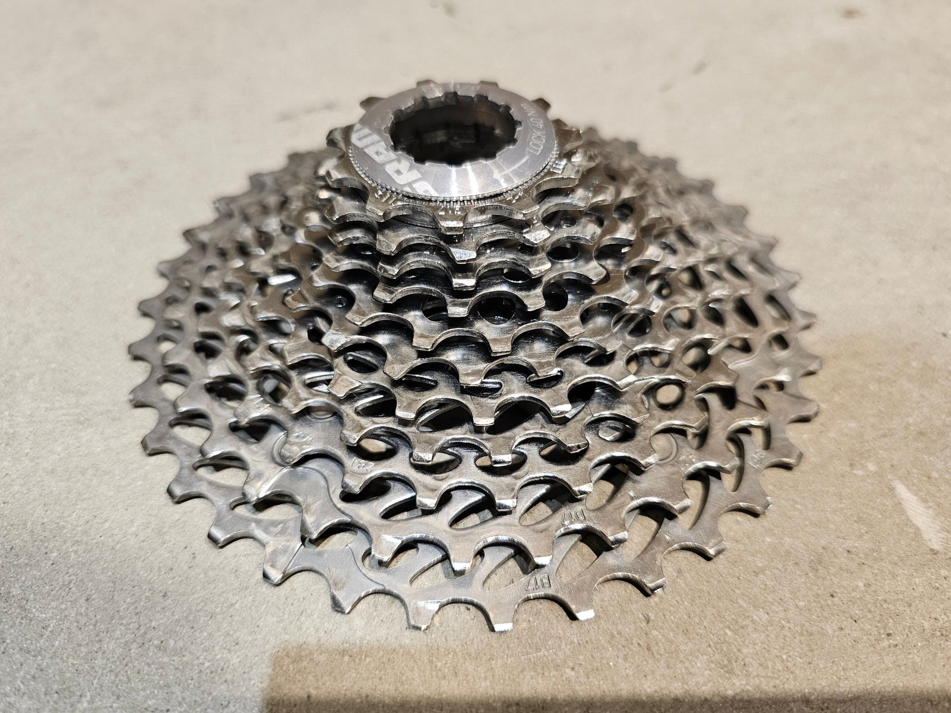 Schaltgruppen von Sram, SRAM FORCE 1 SCHALTGRUPPE POWERMETER / RD / KASSETTE / SHIFTER / KURBEL 1 x 11 fach in variant_title vor USEDBIKES - OB.DE Hintergrund