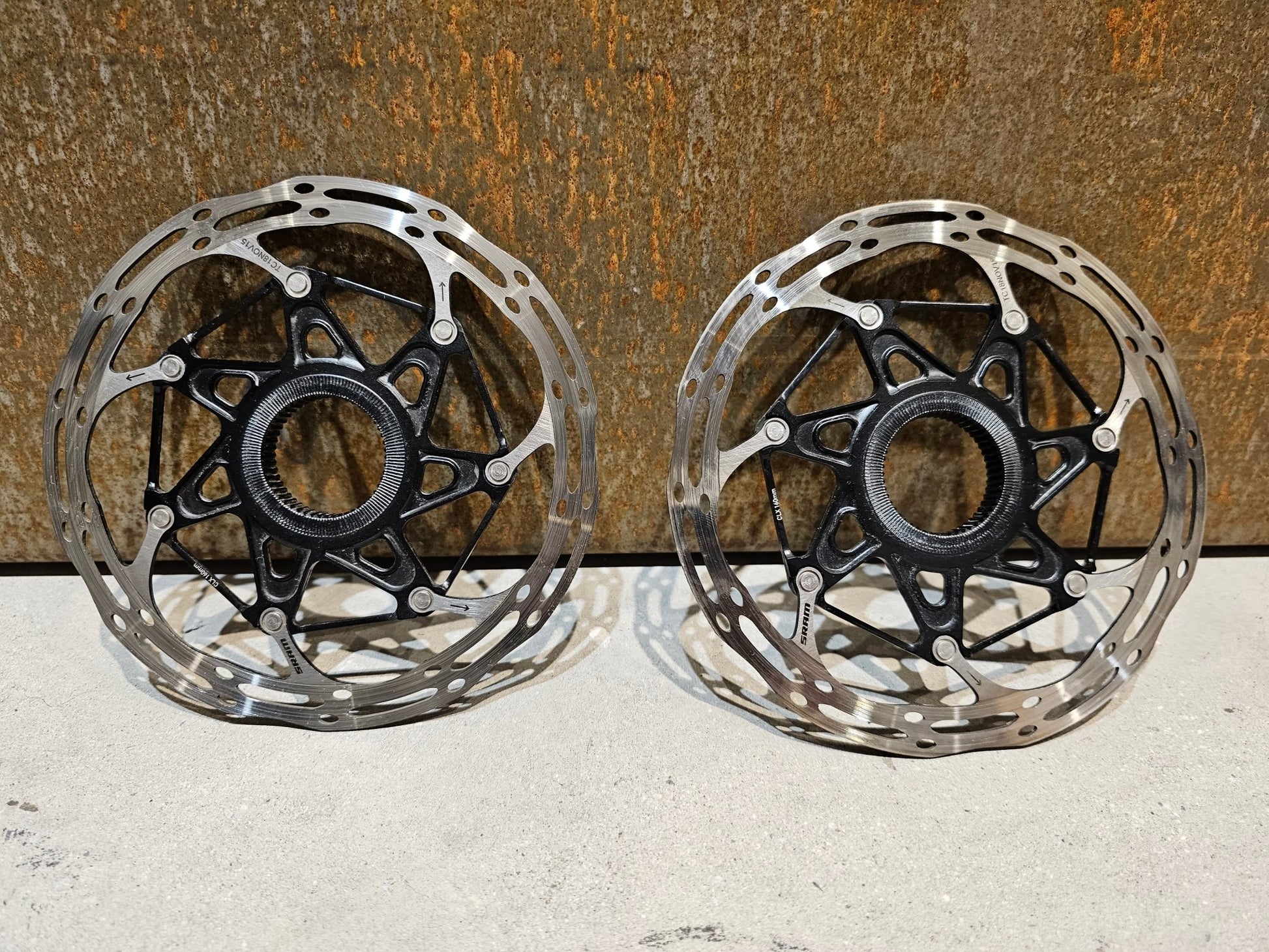 Schaltgruppen von Sram, SRAM FORCE 1 SCHALTGRUPPE POWERMETER / RD / KASSETTE / SHIFTER / KURBEL 1 x 11 fach in variant_title vor USEDBIKES - OB.DE Hintergrund