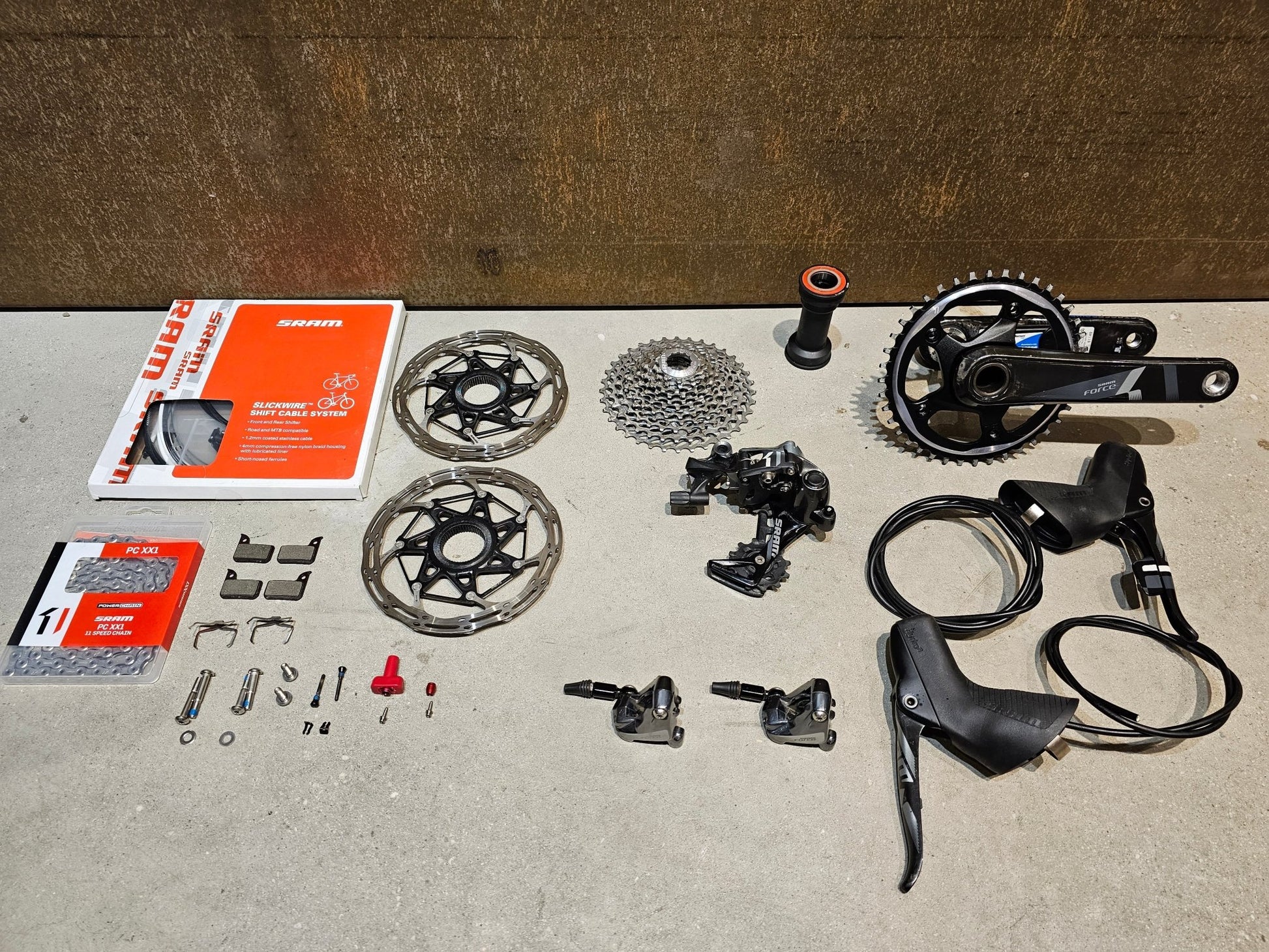 Schaltgruppen von Sram, SRAM FORCE 1 SCHALTGRUPPE POWERMETER / RD / KASSETTE / SHIFTER / KURBEL 1 x 11 fach in variant_title vor USEDBIKES - OB.DE Hintergrund