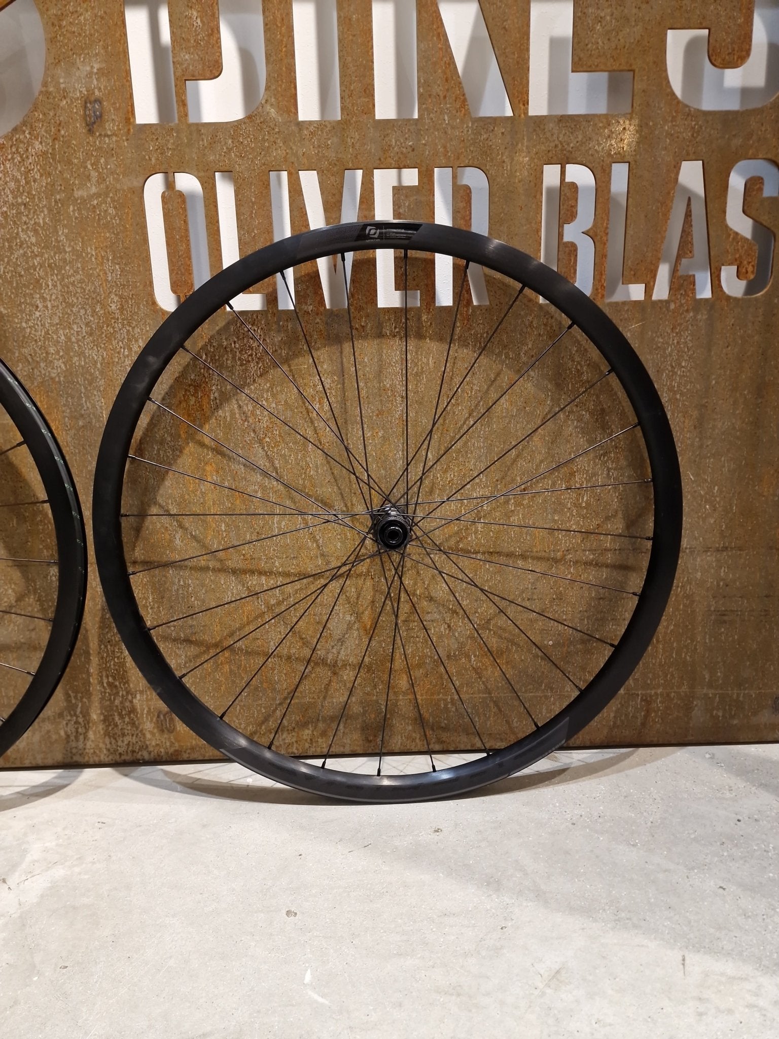 Laufrad/Laufradsatz von Syncros, SYNCROS RP 2.0 LAUFRADSATZ DISC vor USEDBIKES - OB.DE Hintergrund