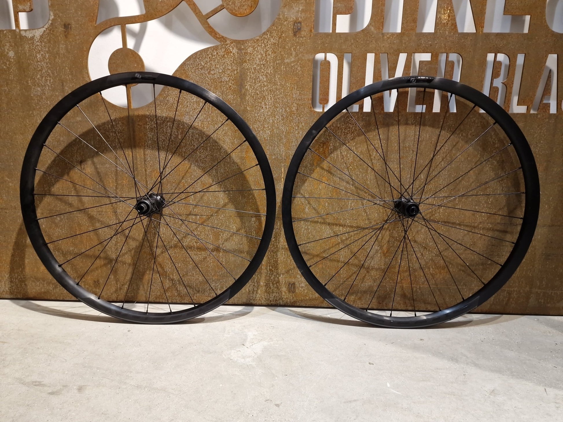 Laufrad/Laufradsatz von Syncros, SYNCROS RP 2.0 LAUFRADSATZ DISC vor USEDBIKES - OB.DE Hintergrund