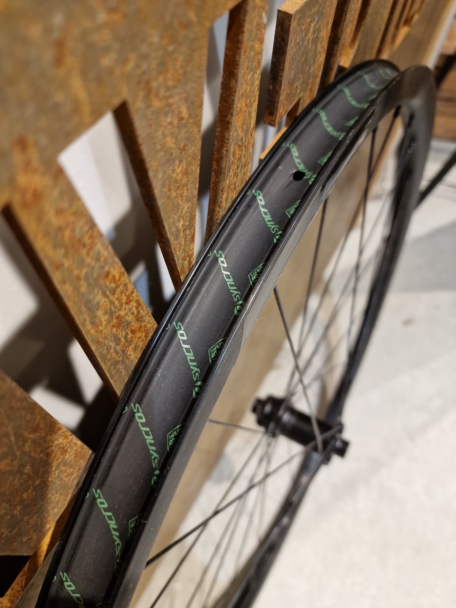 Laufrad/Laufradsatz von Syncros, SYNCROS RP 2.0 LAUFRADSATZ DISC vor USEDBIKES - OB.DE Hintergrund