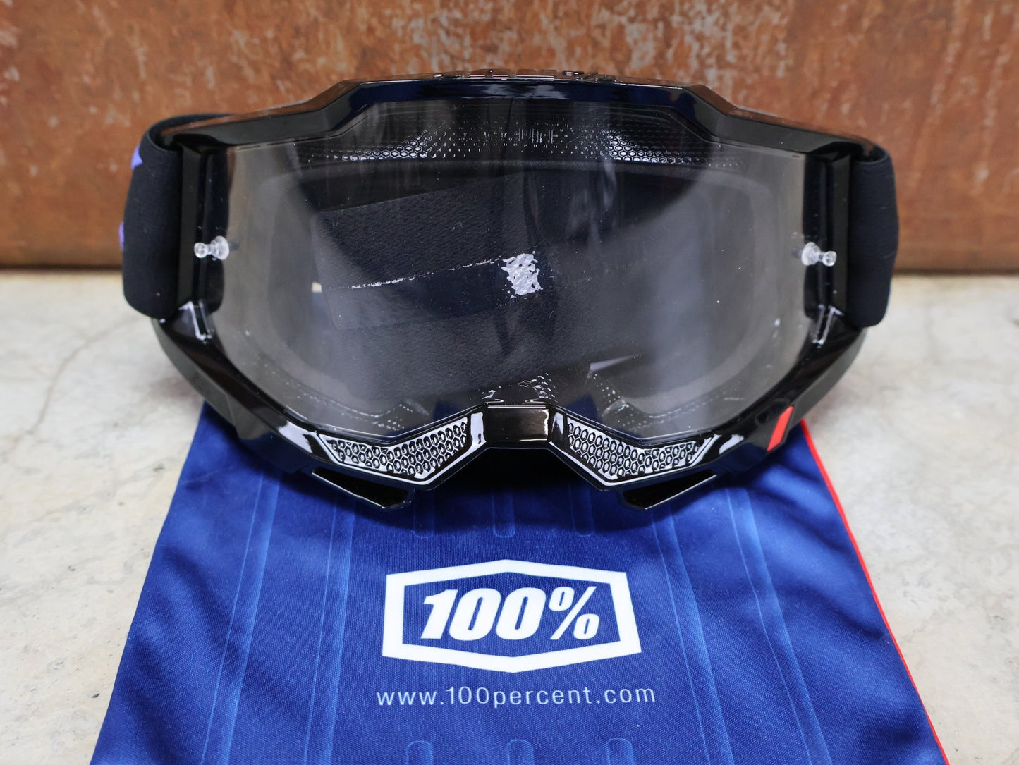 Brillen von 100%, 100% – ACCURI 2 GOGGLE MOORE / BLACK - BLUE / CLEAR LENS / MX & MTB BRILLE vor USEDBIKES - OB.DE Hintergrund