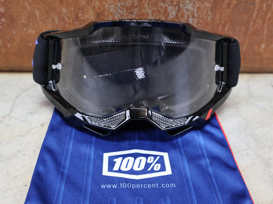 Brillen von 100%, 100% – ACCURI 2 GOGGLE MOORE / BLACK - BLUE / CLEAR LENS / MX & MTB BRILLE vor USEDBIKES - OB.DE Hintergrund