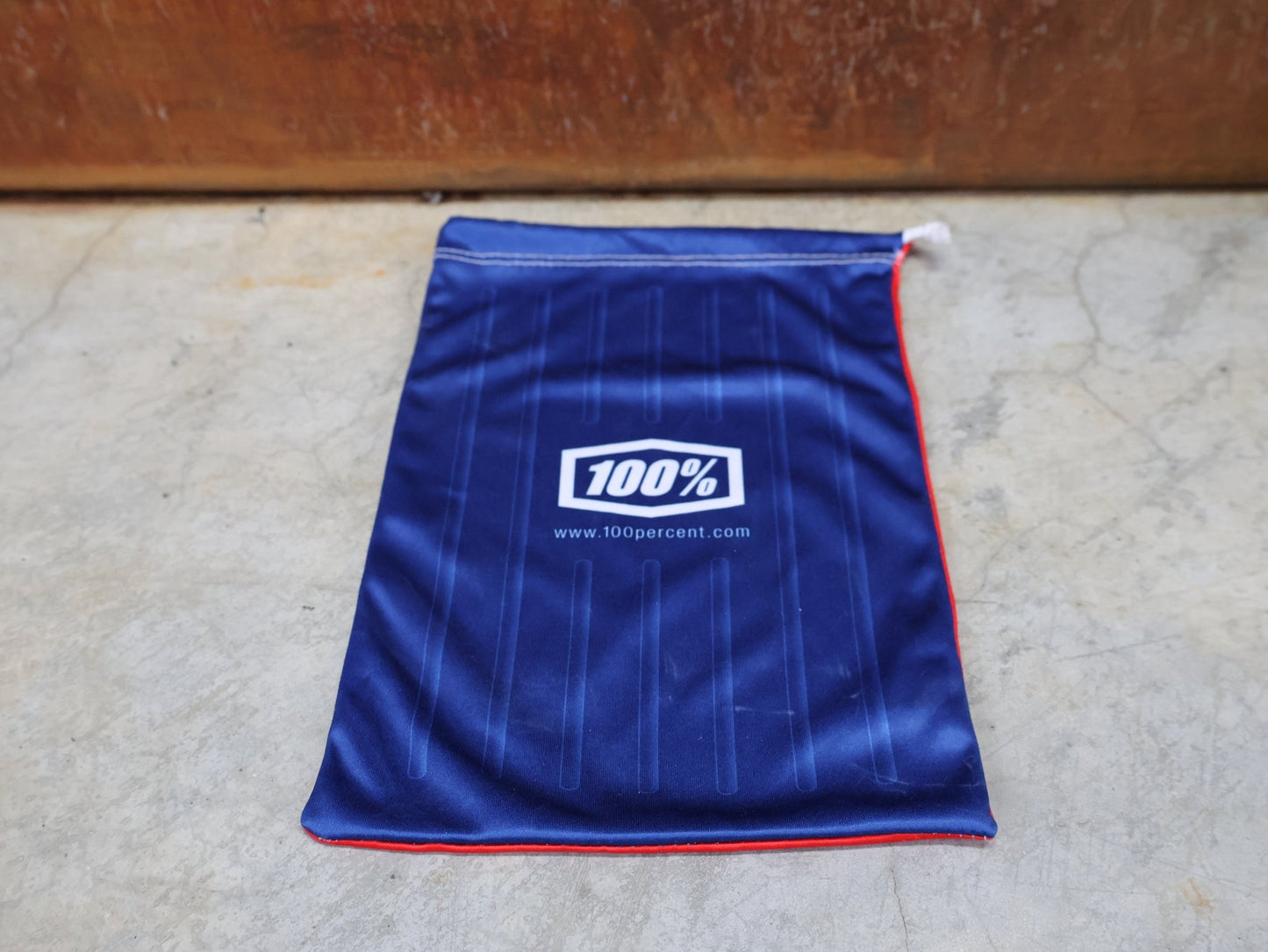 Brillen von 100%, 100% – ACCURI 2 GOGGLE MOORE / BLACK - BLUE / CLEAR LENS / MX & MTB BRILLE vor USEDBIKES - OB.DE Hintergrund