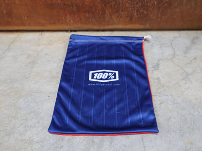 Brillen von 100%, 100% – ACCURI 2 GOGGLE MOORE / BLACK - BLUE / CLEAR LENS / MX & MTB BRILLE vor USEDBIKES - OB.DE Hintergrund