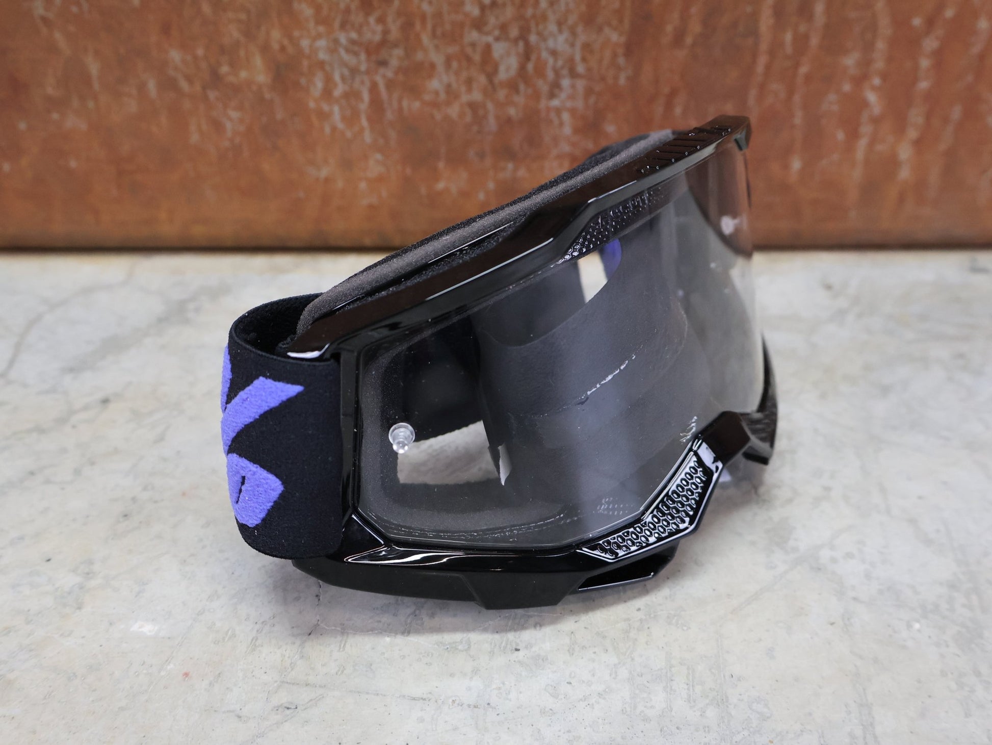 Brillen von 100%, 100% – ACCURI 2 GOGGLE MOORE / BLACK - BLUE / CLEAR LENS / MX & MTB BRILLE vor USEDBIKES - OB.DE Hintergrund