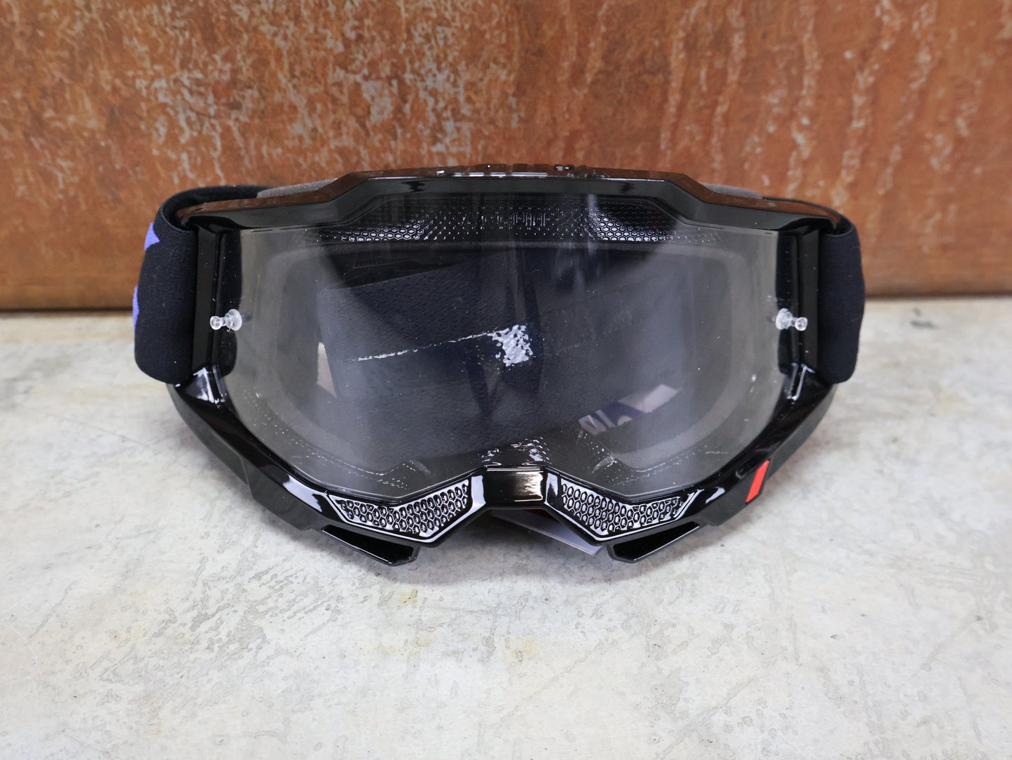 Brillen von 100%, 100% – ACCURI 2 GOGGLE MOORE / BLACK - BLUE / CLEAR LENS / MX & MTB BRILLE vor USEDBIKES - OB.DE Hintergrund