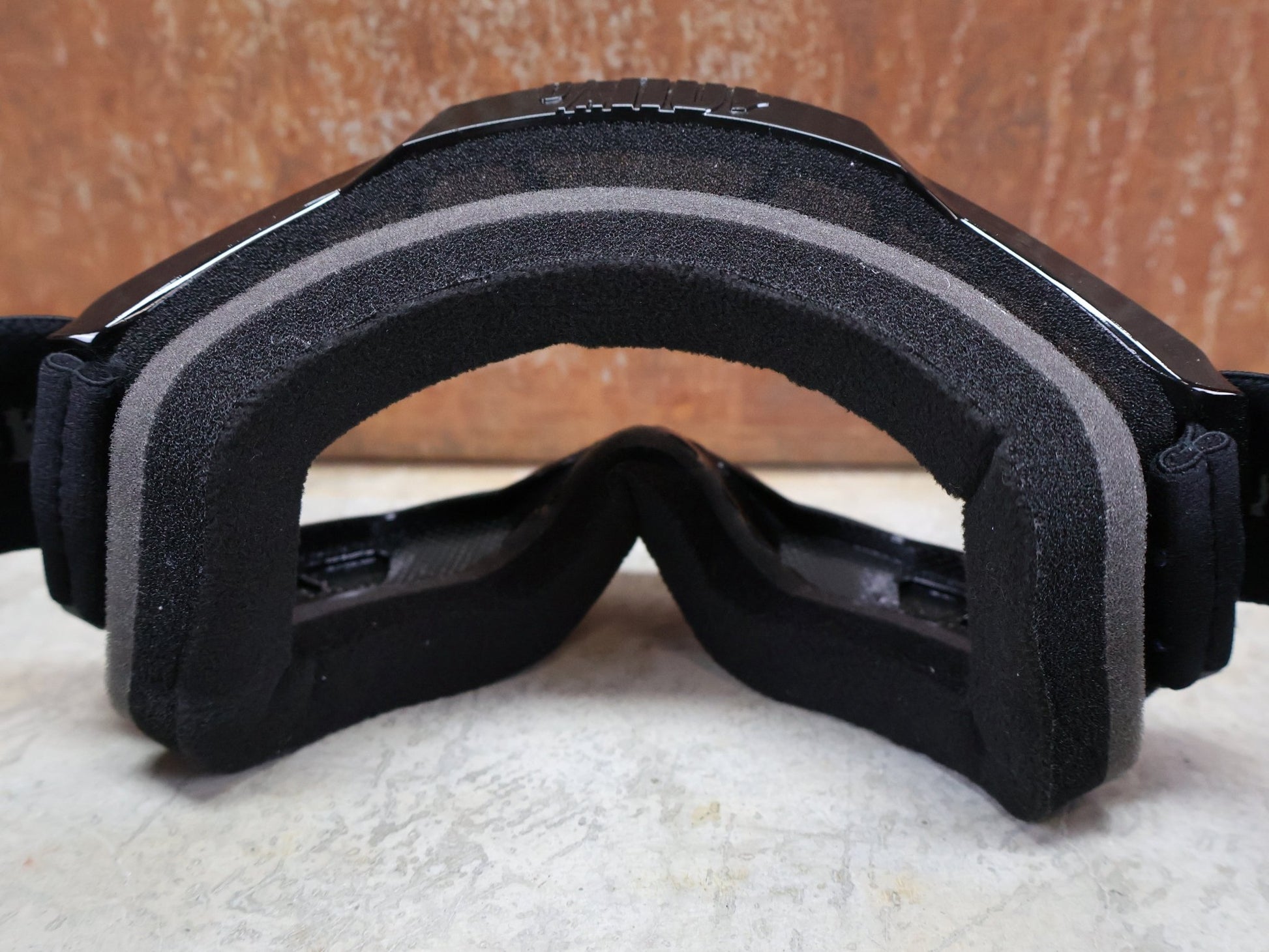 Brillen von 100%, 100% – ACCURI 2 GOGGLE MOORE / BLACK - BLUE / CLEAR LENS / MX & MTB BRILLE vor USEDBIKES - OB.DE Hintergrund