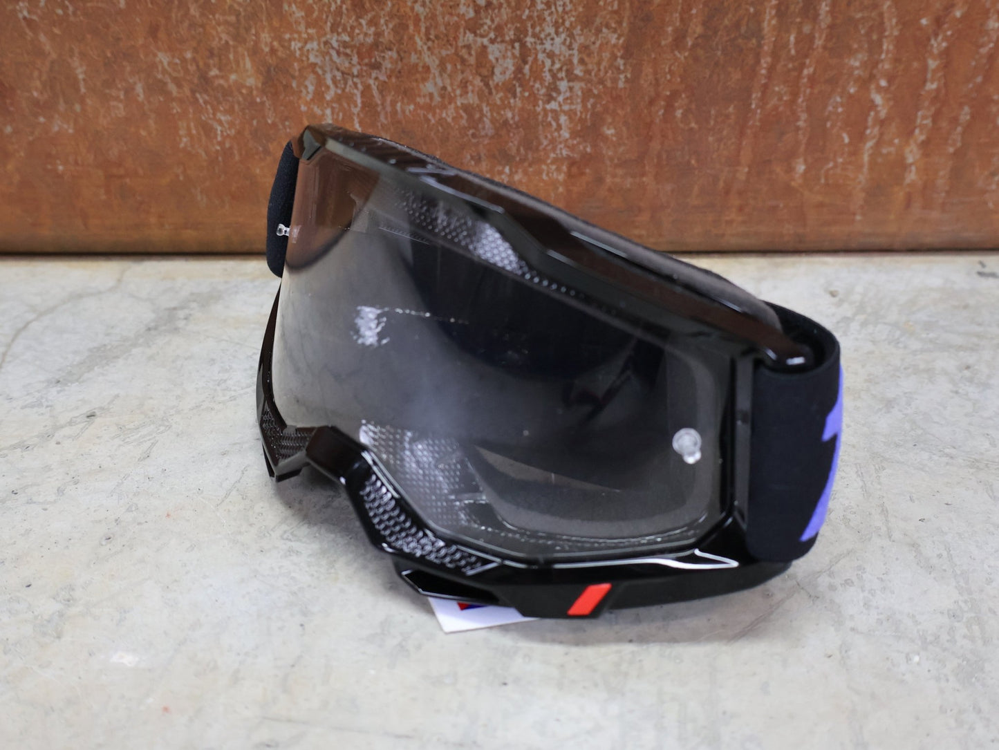 Brillen von 100%, 100% – ACCURI 2 GOGGLE MOORE / BLACK - BLUE / CLEAR LENS / MX & MTB BRILLE vor USEDBIKES - OB.DE Hintergrund