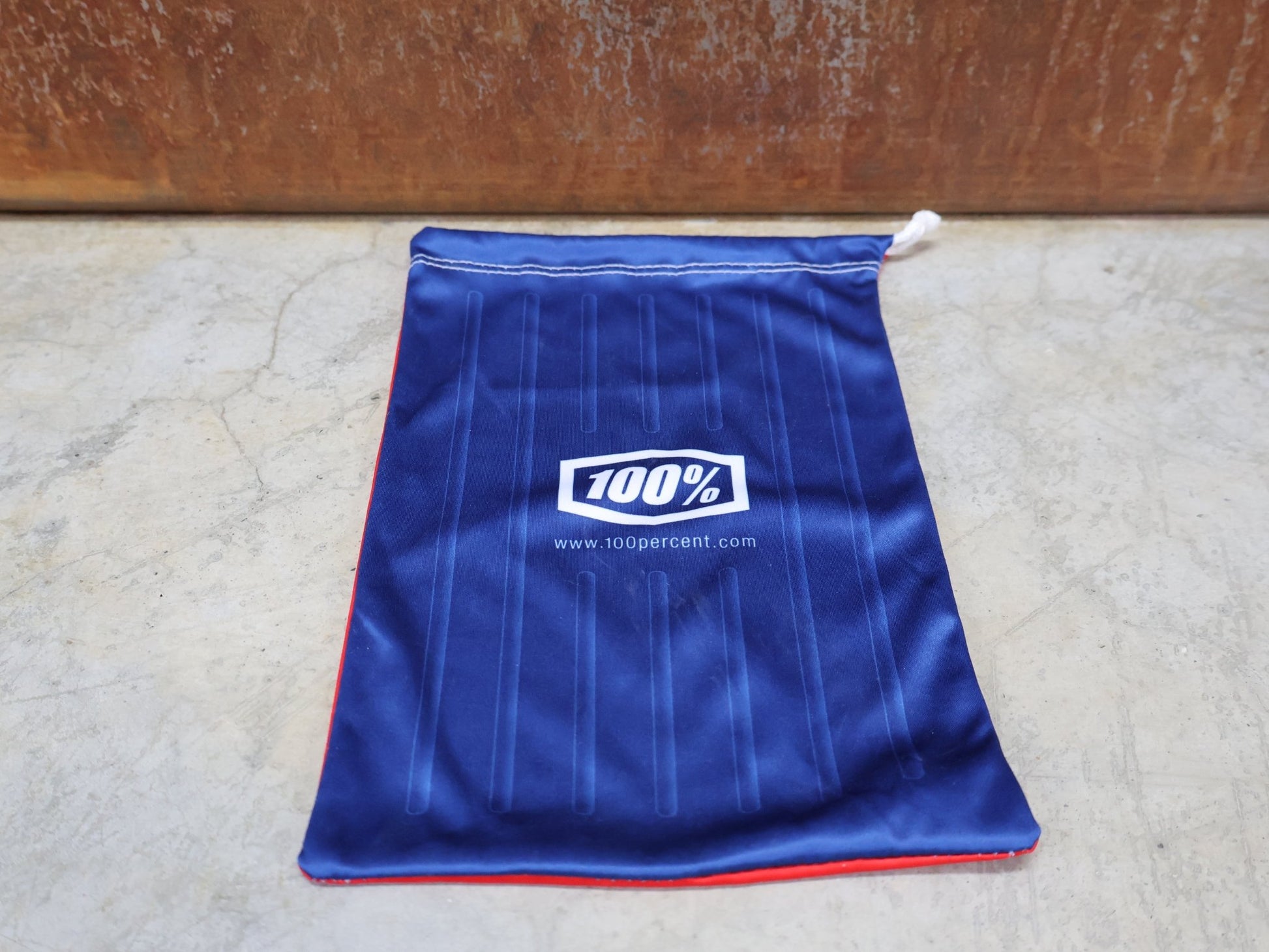 Brillen von 100%, 100% – ACCURI 2 GOGGLE MOORE / BLACK - WHITE / CLEAR LENS / MX & MTB BRILLE vor USEDBIKES - OB.DE Hintergrund