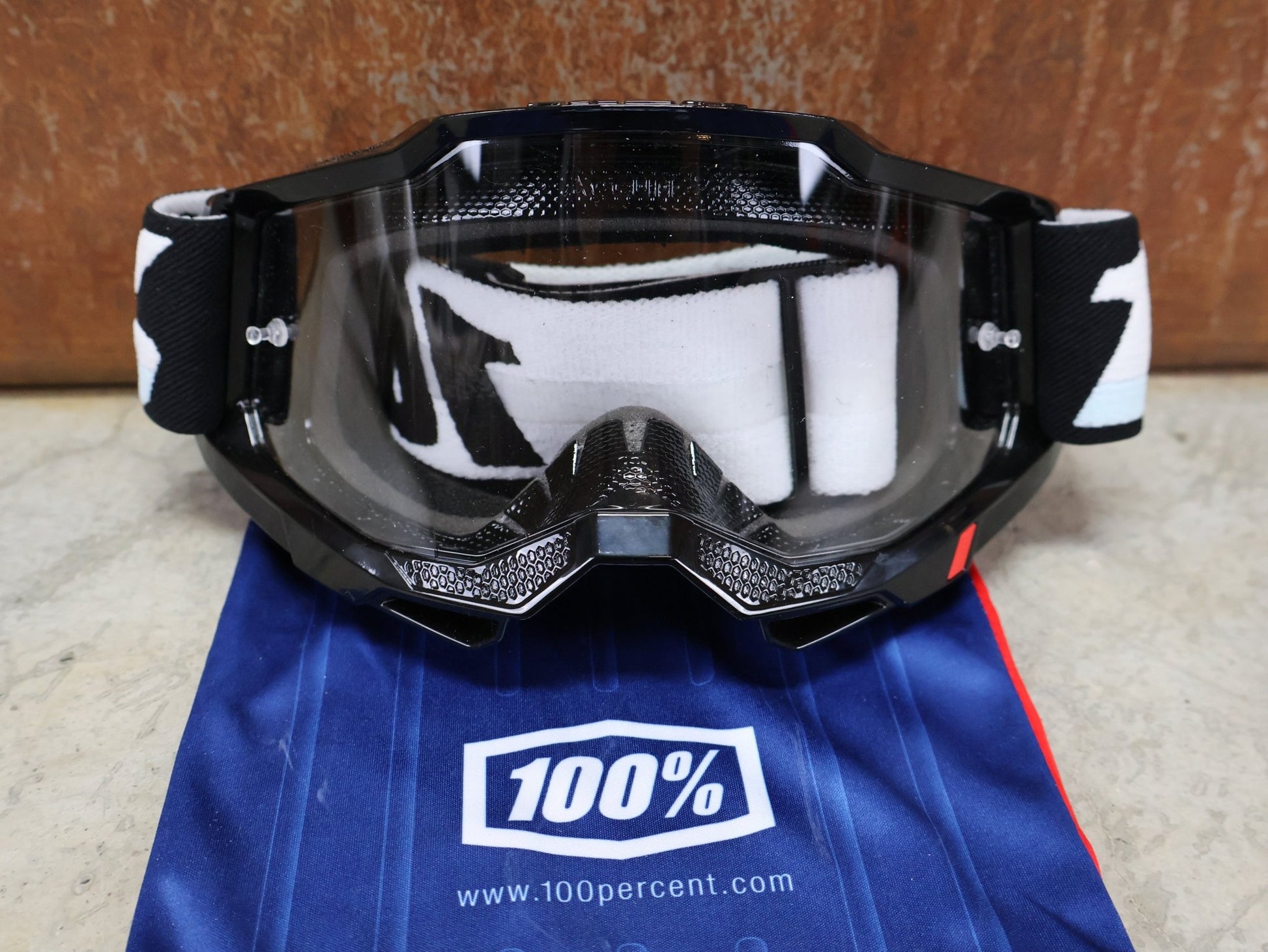 Brillen von 100%, 100% – ACCURI 2 GOGGLE MOORE / BLACK - WHITE / CLEAR LENS / MX & MTB BRILLE vor USEDBIKES - OB.DE Hintergrund
