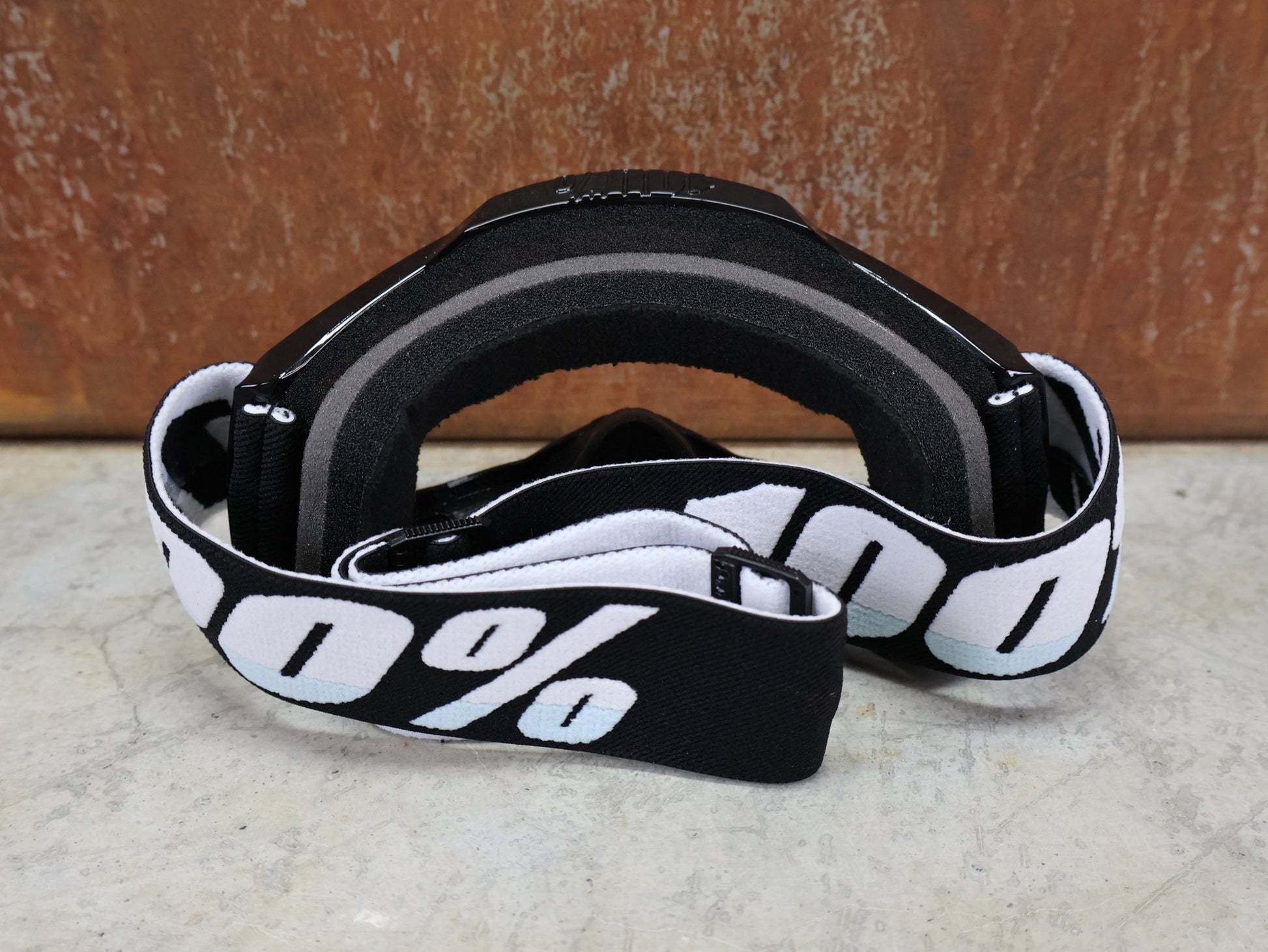 Brillen von 100%, 100% – ACCURI 2 GOGGLE MOORE / BLACK - WHITE / CLEAR LENS / MX & MTB BRILLE vor USEDBIKES - OB.DE Hintergrund