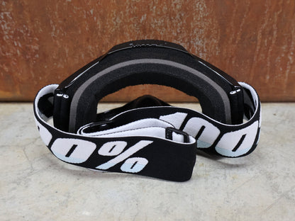 Brillen von 100%, 100% – ACCURI 2 GOGGLE MOORE / BLACK - WHITE / CLEAR LENS / MX & MTB BRILLE vor USEDBIKES - OB.DE Hintergrund