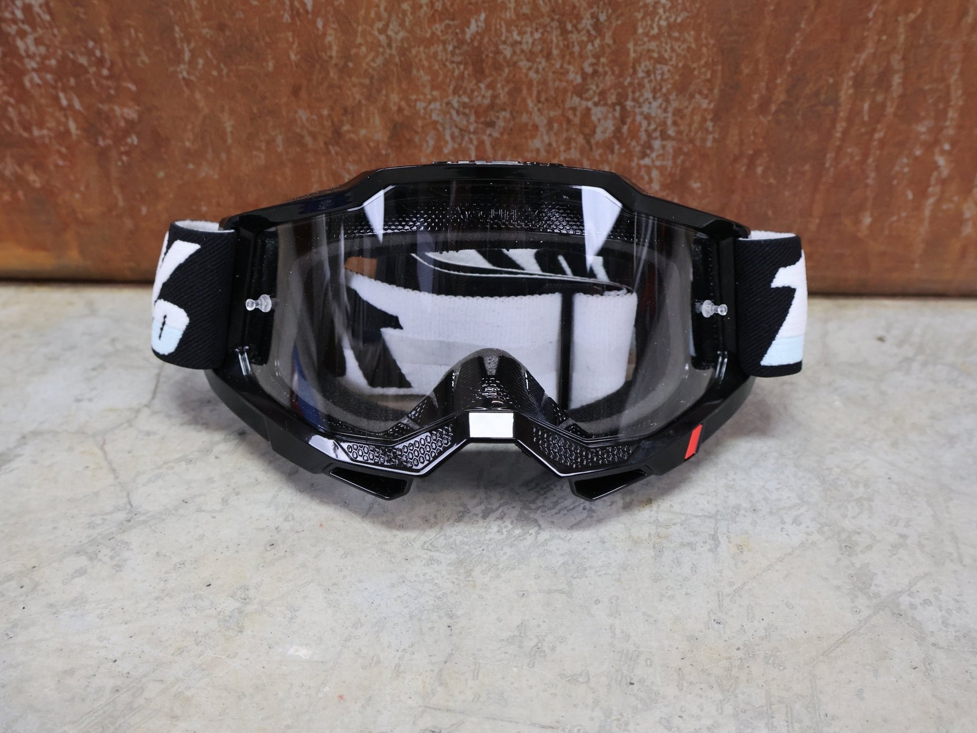 Brillen von 100%, 100% – ACCURI 2 GOGGLE MOORE / BLACK - WHITE / CLEAR LENS / MX & MTB BRILLE vor USEDBIKES - OB.DE Hintergrund