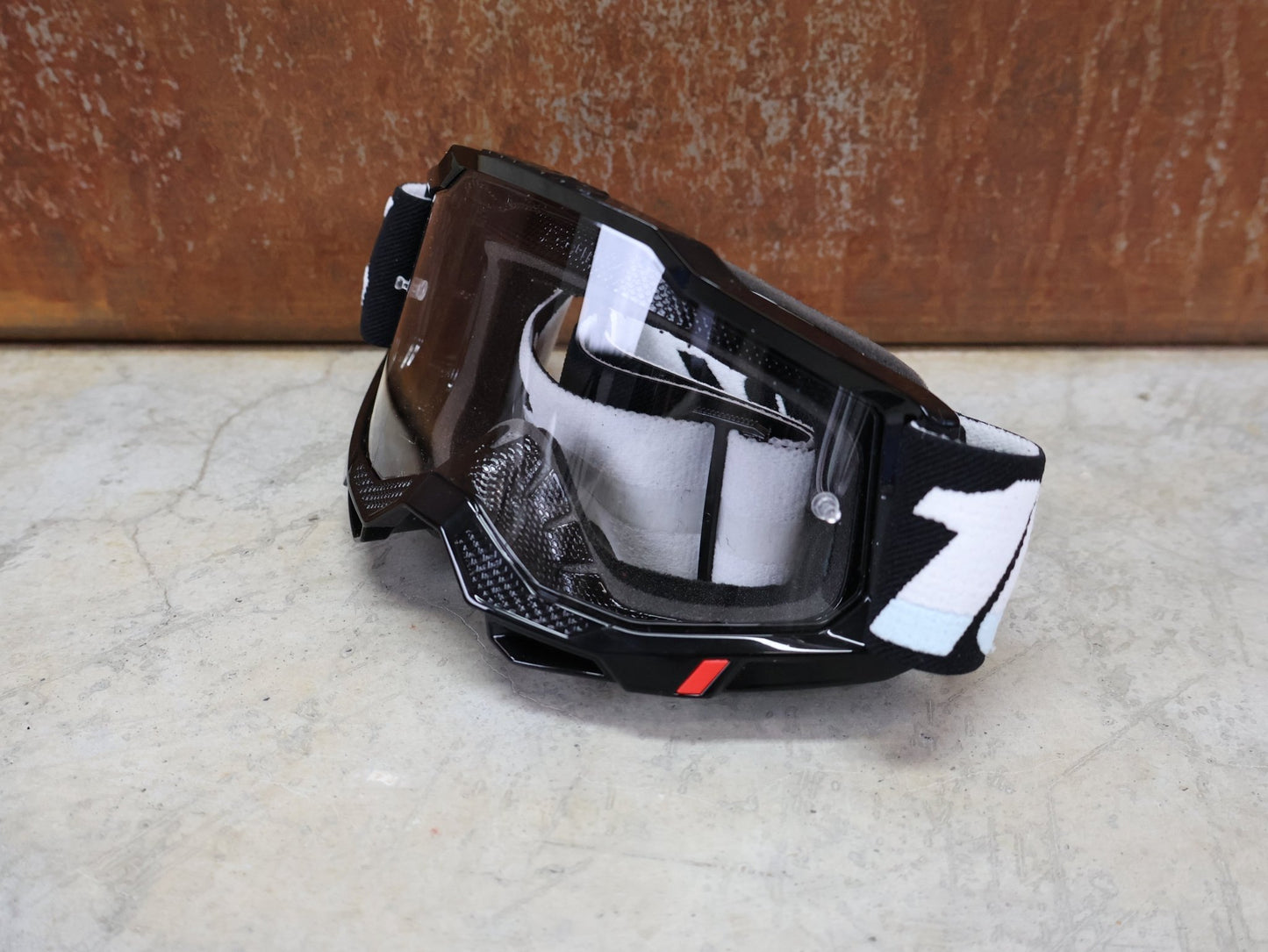 Brillen von 100%, 100% – ACCURI 2 GOGGLE MOORE / BLACK - WHITE / CLEAR LENS / MX & MTB BRILLE vor USEDBIKES - OB.DE Hintergrund