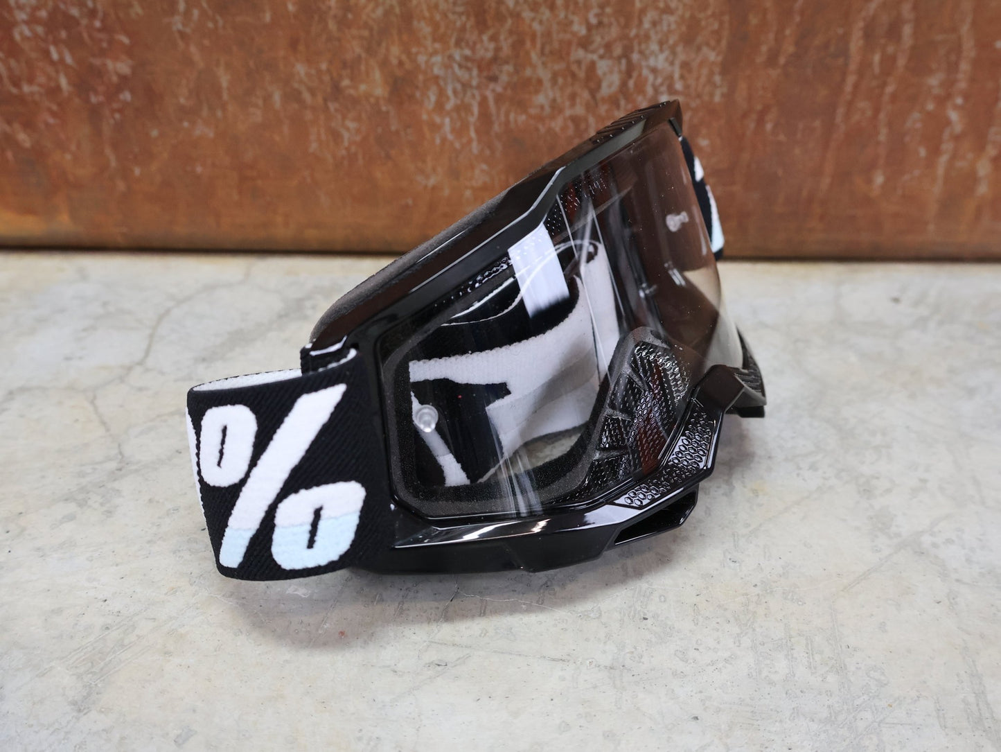Brillen von 100%, 100% – ACCURI 2 GOGGLE MOORE / BLACK - WHITE / CLEAR LENS / MX & MTB BRILLE vor USEDBIKES - OB.DE Hintergrund